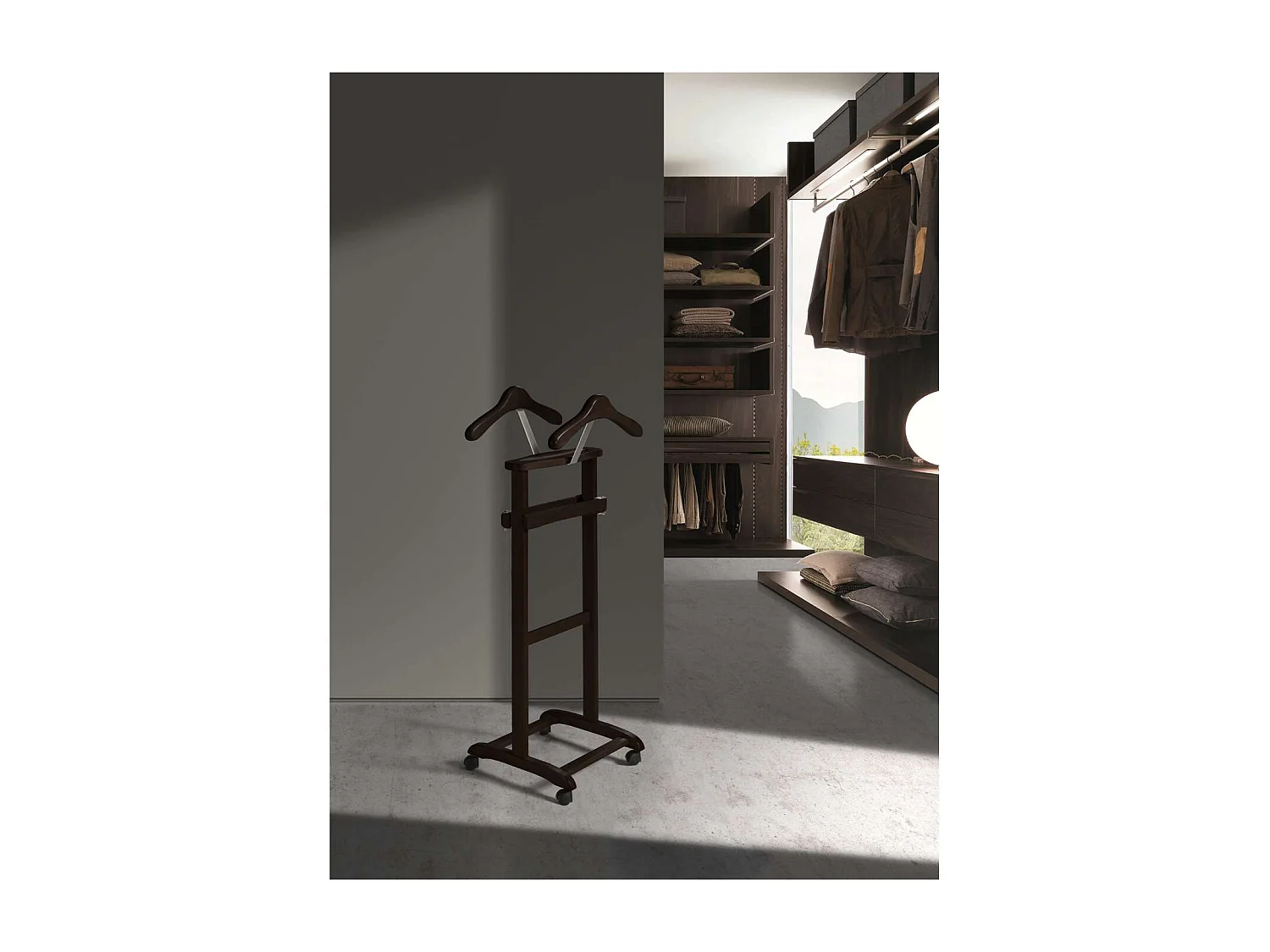 Galán de noche clásico 354 lacado en color wengue, 110cm(alto) 47cm(ancho) 35cm(largo)