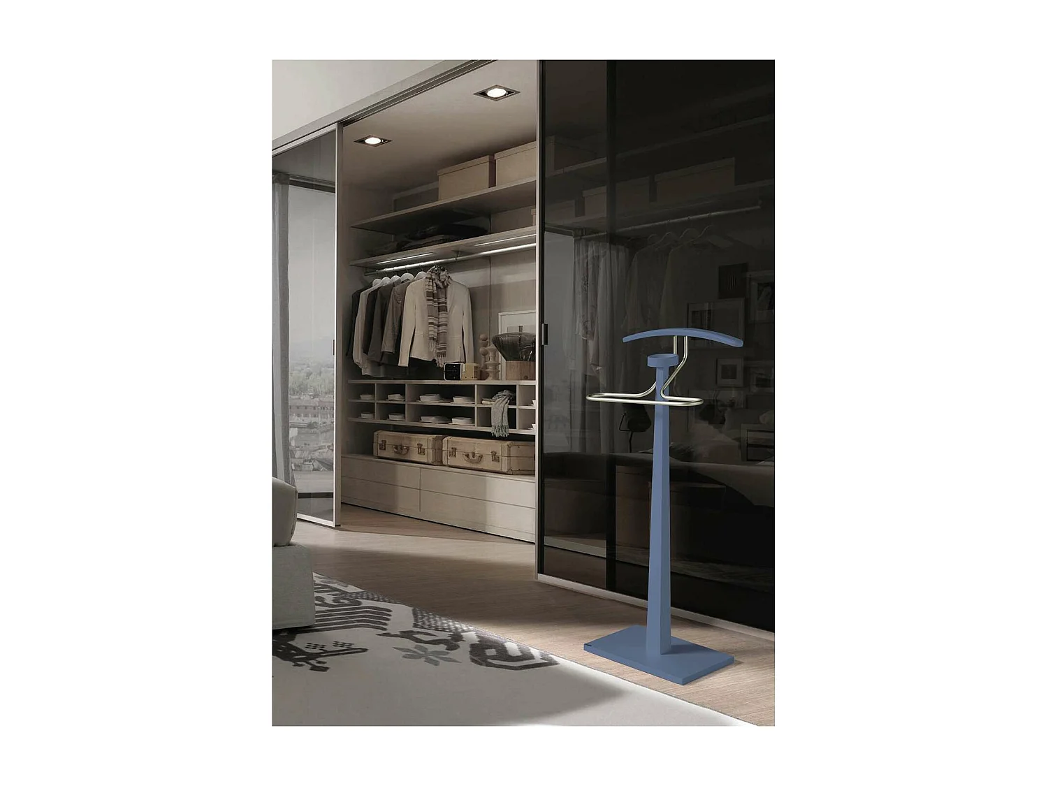 Galán 368 lacado en azul y herraje cromo. 112 cm(alto), 46 cm (ancho), 34 cm(fondo).