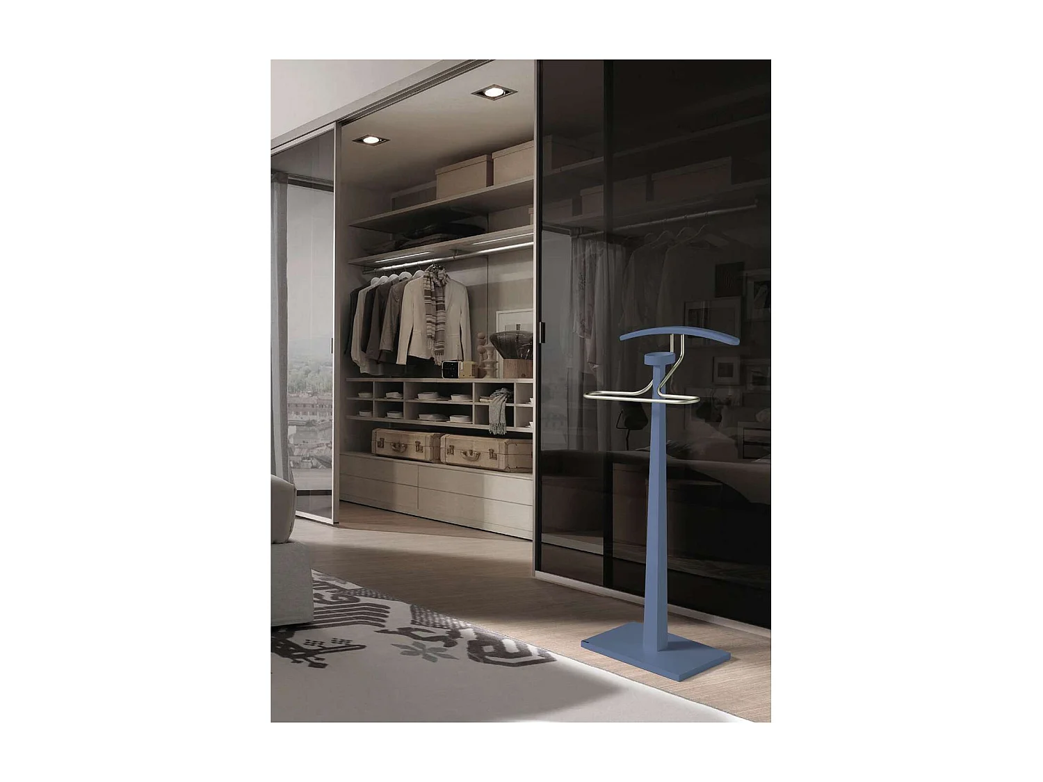 Galán 368 lacado en azul y herraje cromo. 112 cm(alto), 46 cm (ancho), 34 cm(fondo).