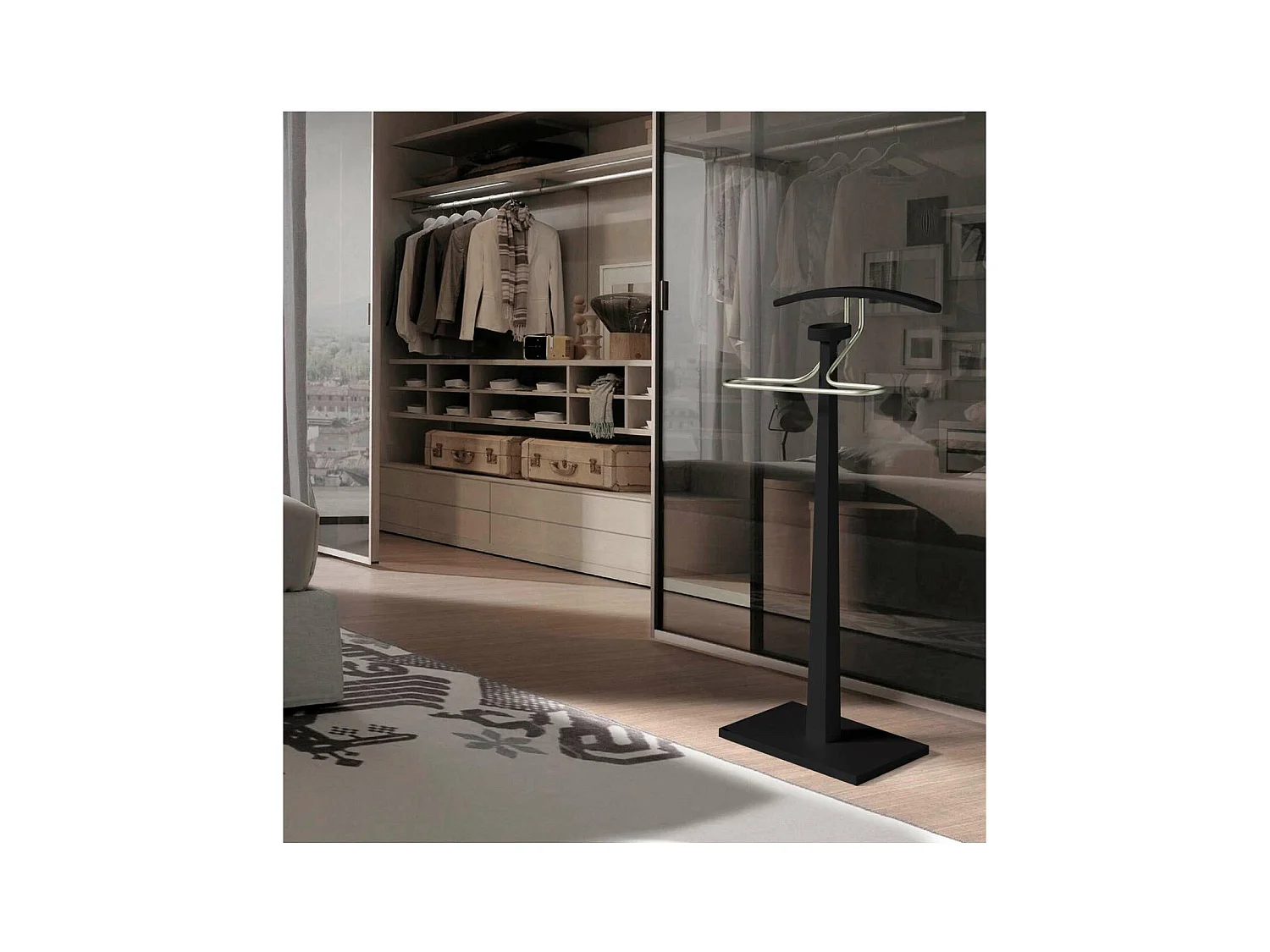 Galan 368 lacado en negro y herraje cromo. 112 cm(alto), 46 cm (ancho), 34 cm(fondo).