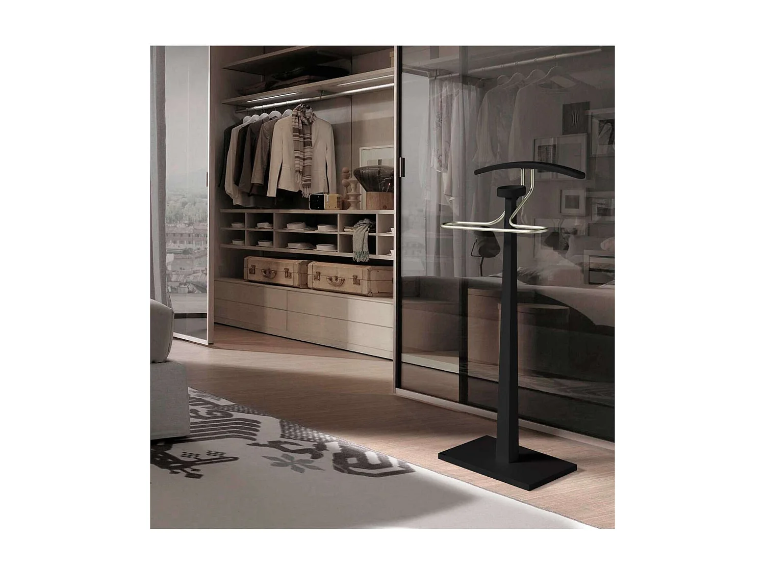 Galan 368 lacado en negro y herraje cromo. 112 cm(alto), 46 cm (ancho), 34 cm(fondo).