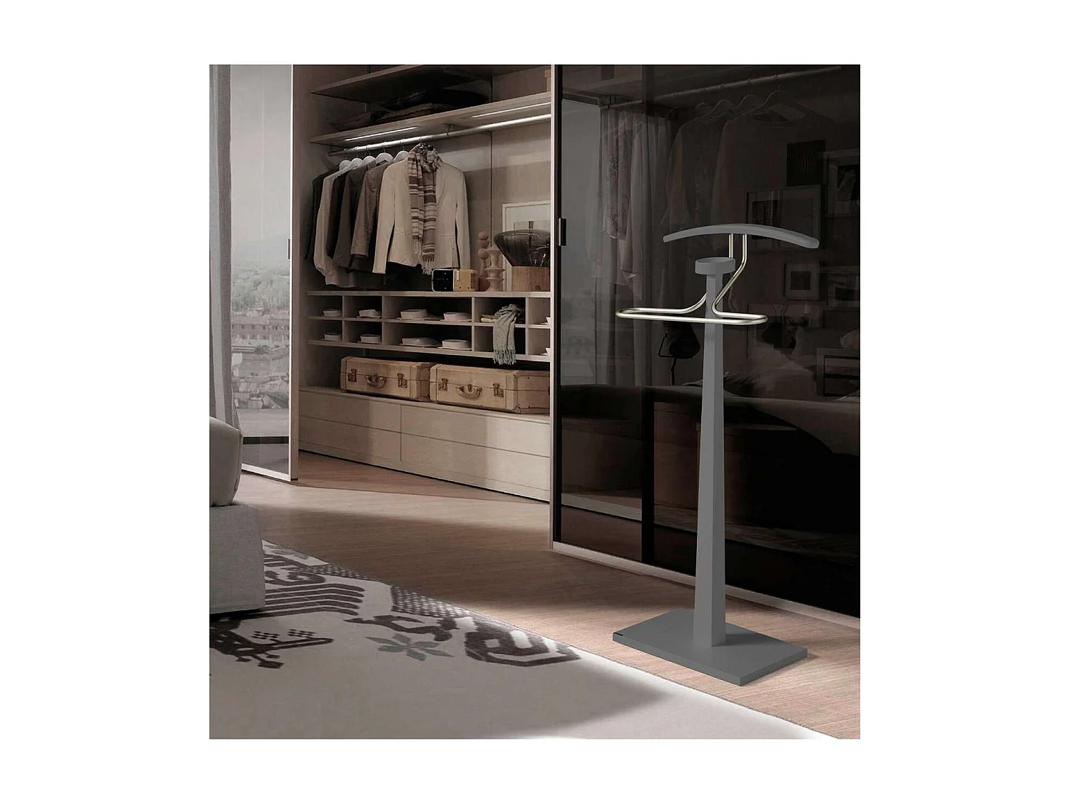 Galan 368 lacado en gris y herraje cromo. 112 cm(alto), 46 cm (ancho), 34 cm(fondo).