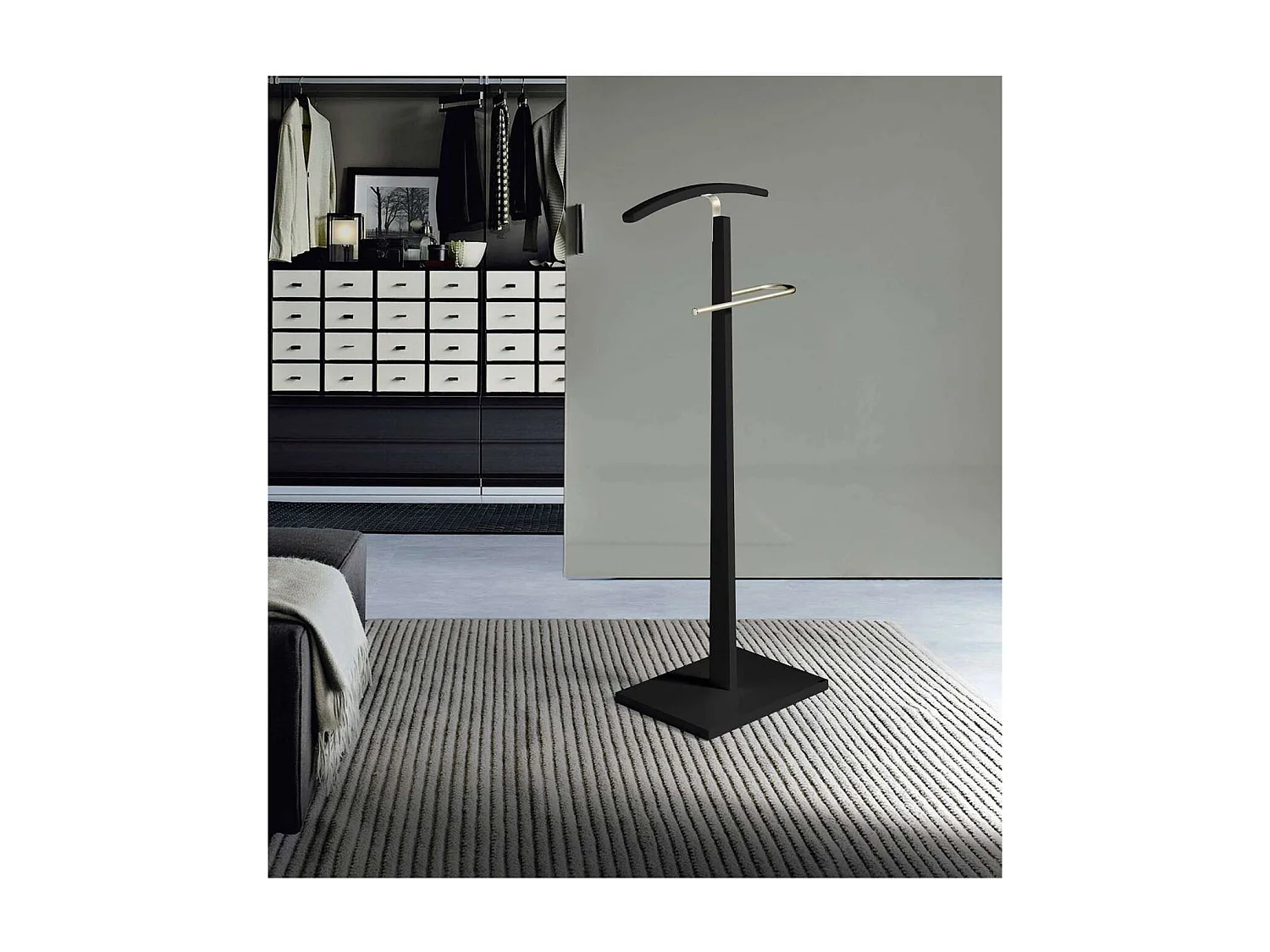 Galan 303 herraje cromo satinado lacado en negro. 114 cm (alto), 48 cm (ancho), 28 cm(fond