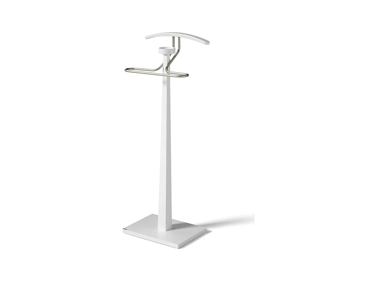 Galan 368 lacado en blanco y herraje cromo. 112 cm(alto), 46 cm (ancho), 34 cm(fondo).