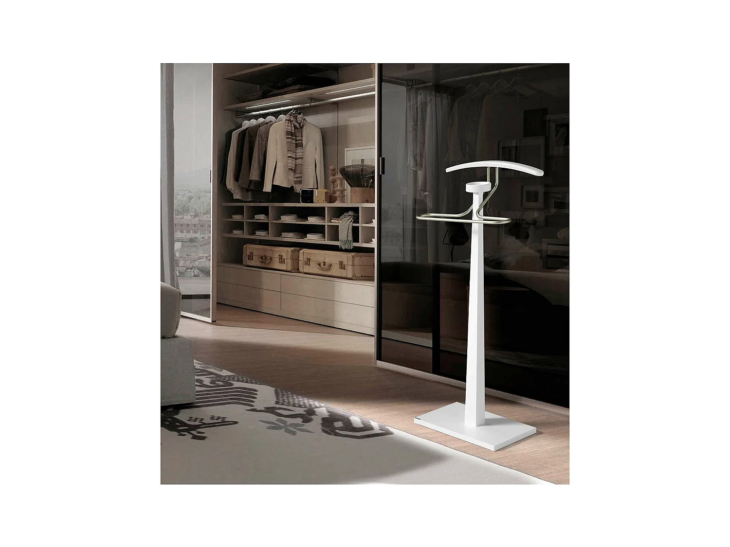 Galan 368 lacado en blanco y herraje cromo. 112 cm(alto), 46 cm (ancho), 34 cm(fondo).