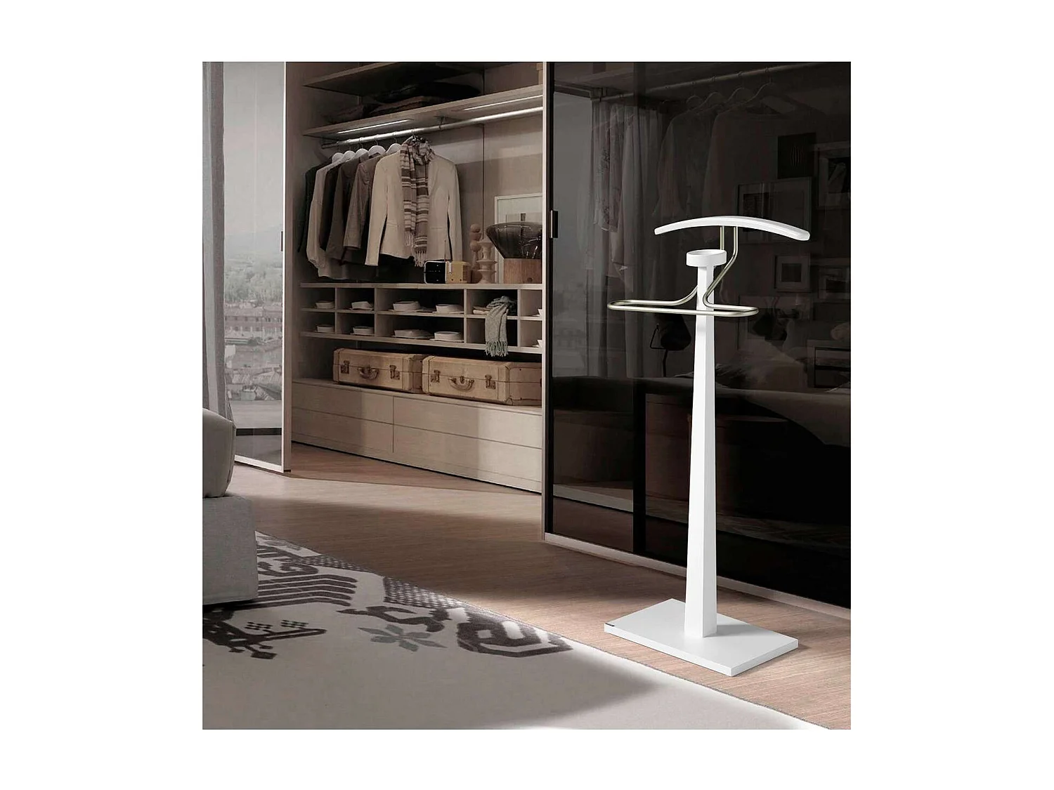 Galan 368 lacado en blanco y herraje cromo. 112 cm(alto), 46 cm (ancho), 34 cm(fondo).