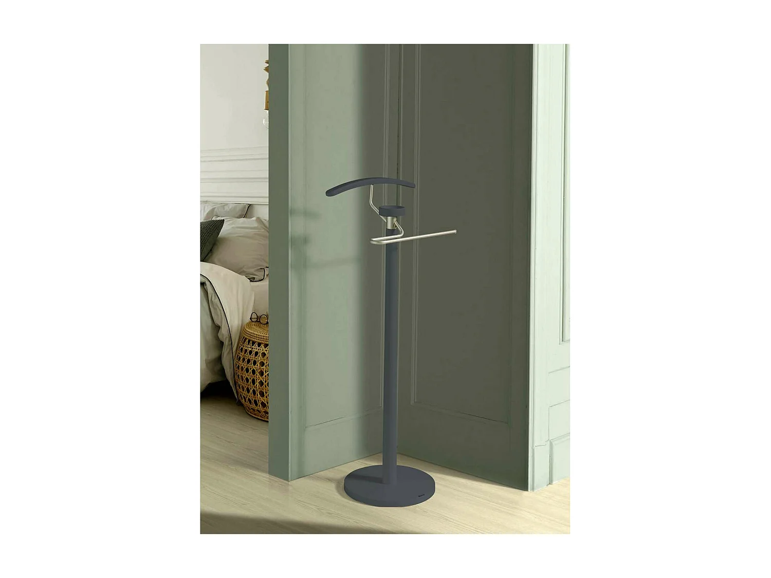 Galan 338 cromo satinado lacado en azabache. 112 cm(alto), 46 cm(ancho), 34 cm(fondo)