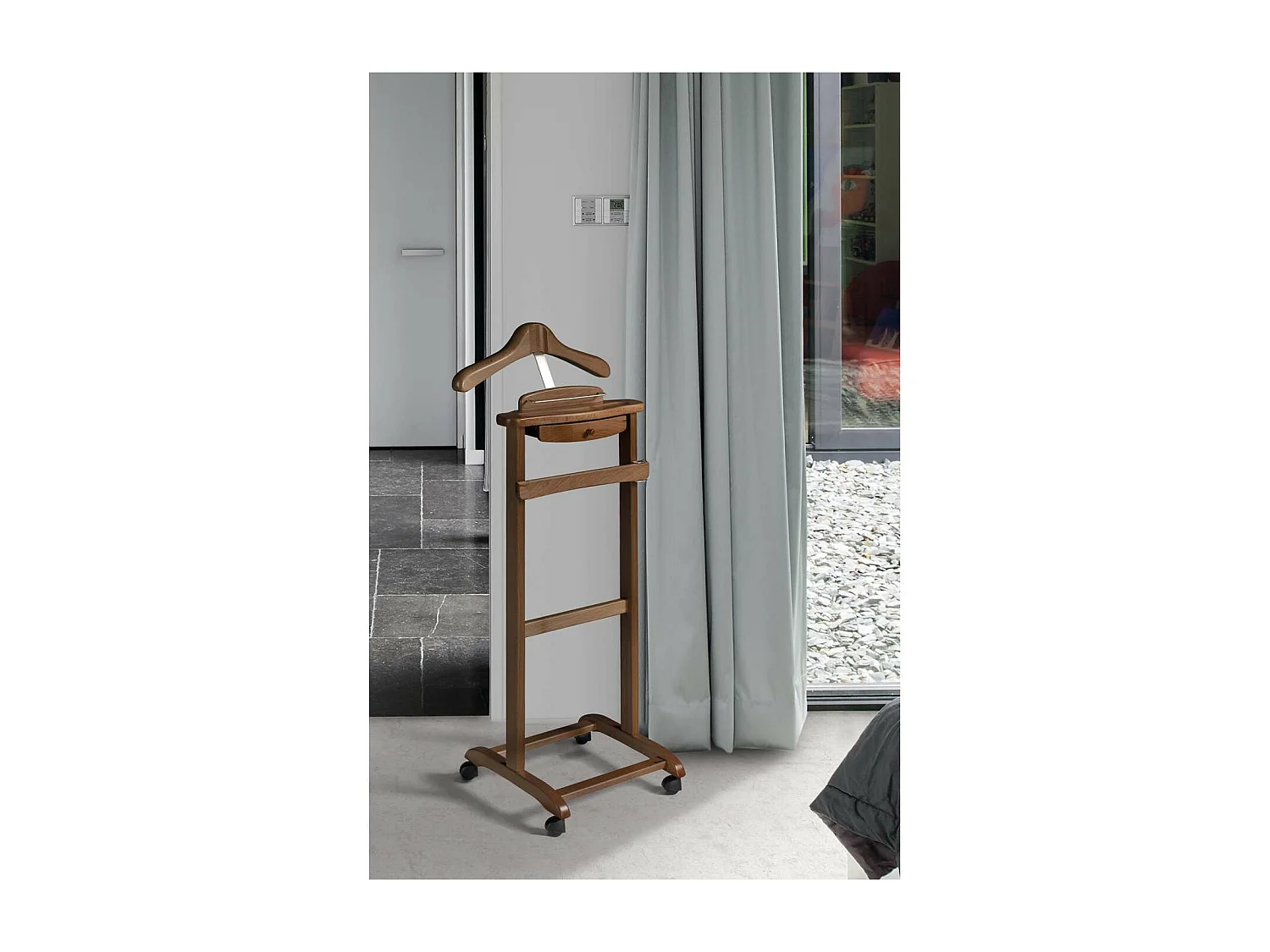 Galán de noche clásico 353 lacado en color nogal, 110cm(alto) 47cm(ancho) 35cm(largo)