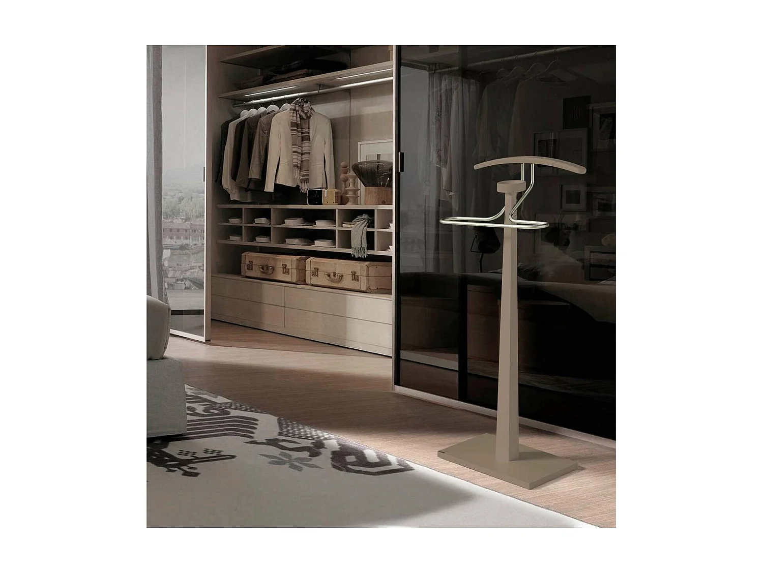 Galan 368 lacado en moka y herraje cromo. 112 cm(alto), 46 cm (ancho), 34 cm(fondo).