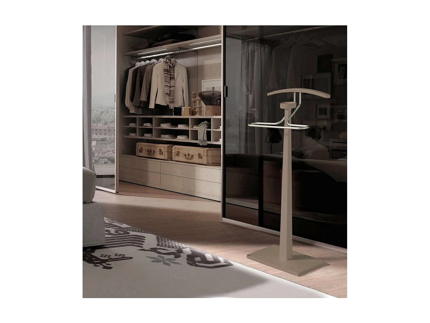 Galan 368 lacado en moka y herraje cromo. 112 cm(alto), 46 cm (ancho), 34 cm(fondo).