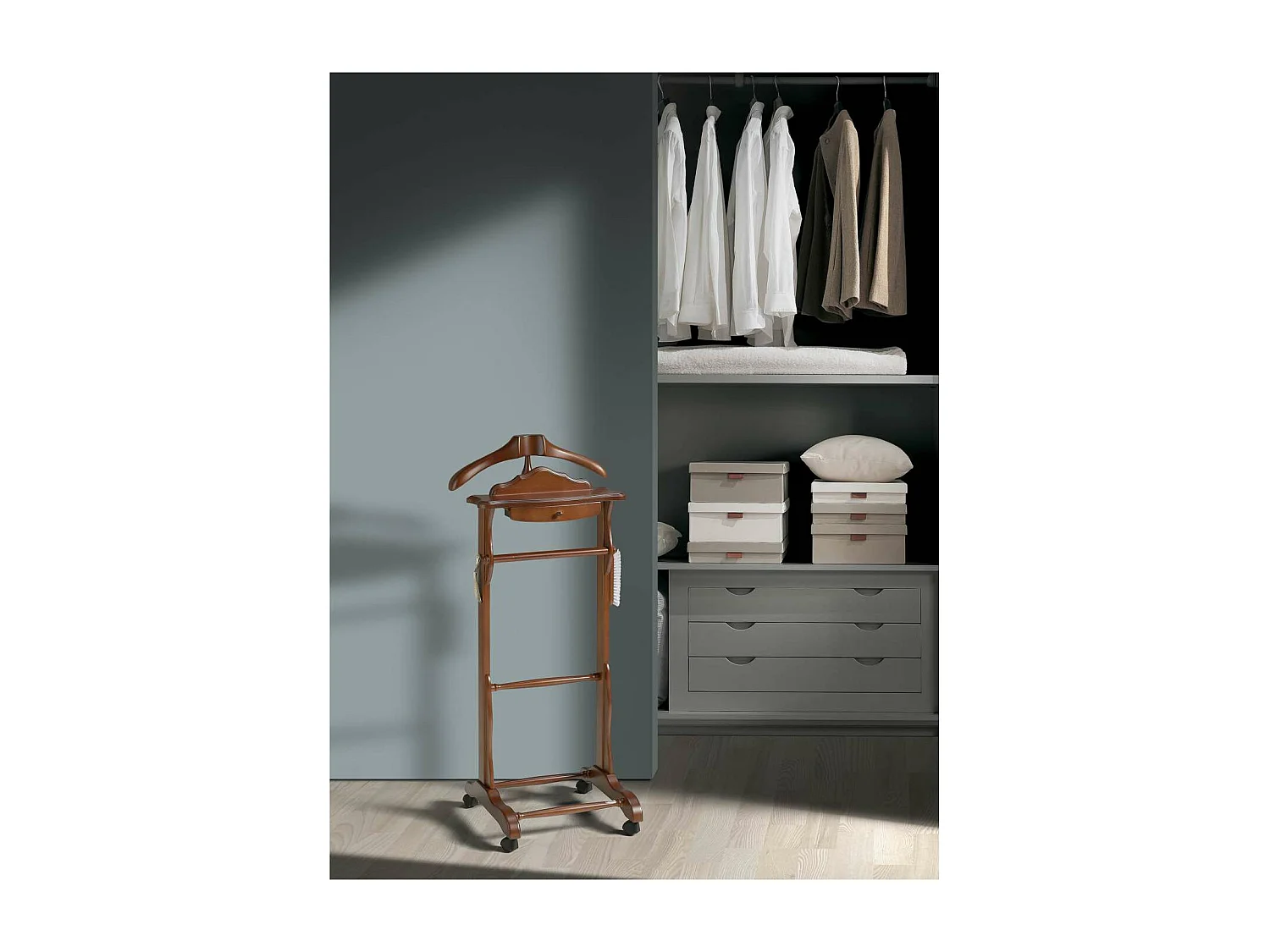 Galán de noche clásico 352 lacado en color nogal, 113cm(alto) 47cm(ancho) 36cm(largo)