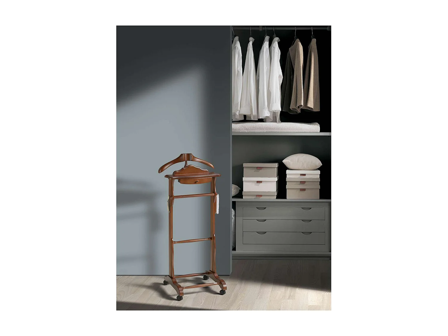 Galán de noche clásico 352 lacado en color nogal, 113cm(alto) 47cm(ancho) 36cm(largo)