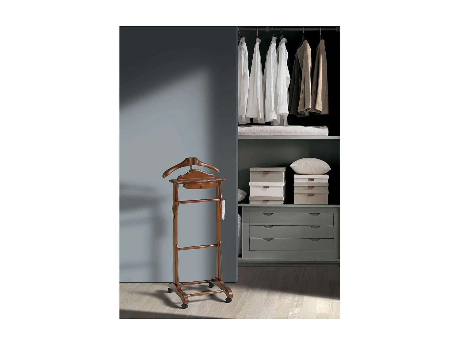 Galán de noche clásico 352 lacado en color nogal, 113cm(alto) 47cm(ancho) 36cm(largo)