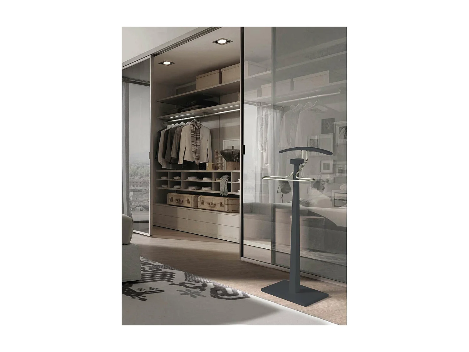 Galán 368 lacado en azabache y herraje cromo. 112 cm(alto), 46 cm (ancho), 34 cm(fondo).