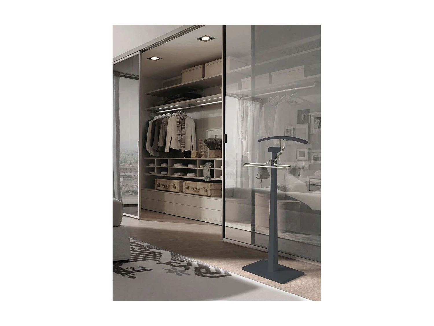 Galán 368 lacado en azabache y herraje cromo. 112 cm(alto), 46 cm (ancho), 34 cm(fondo).