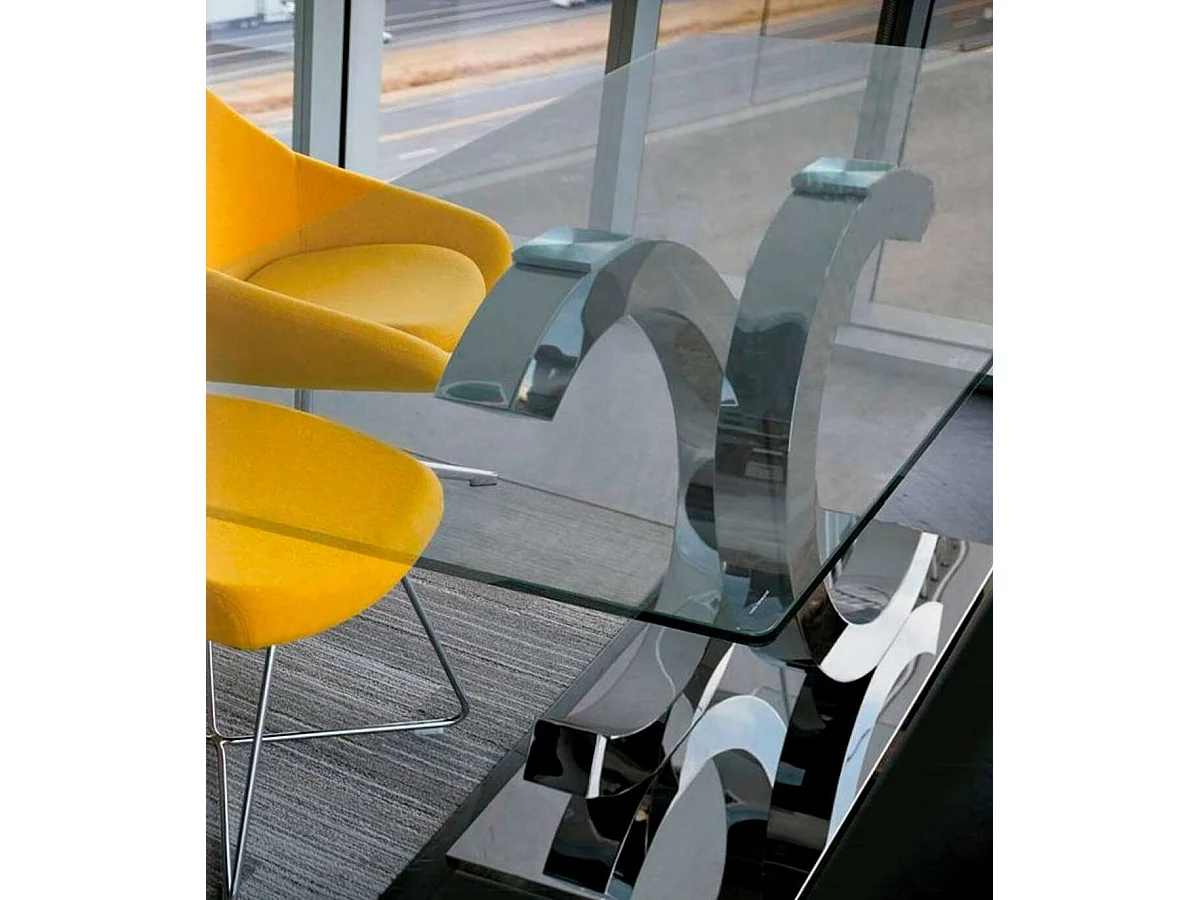 Mesa comedor Chanel de 150 cm de largo con acabado cromado.