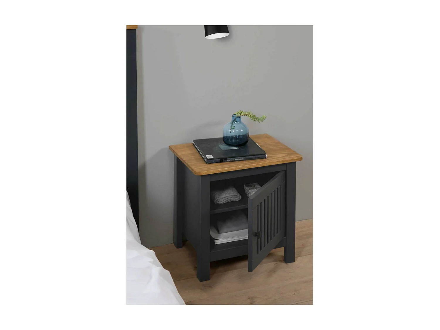 Mesita de noche 1 puerta acabado gris modelo Luna, 46 cm(ancho) 49.5 cm(alto) 35 cm (fondo