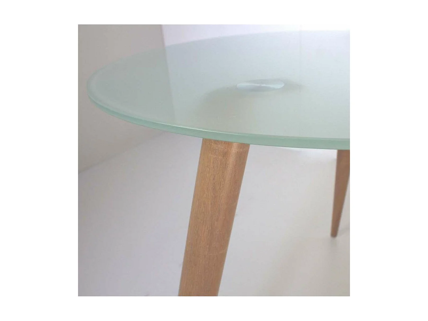 Mesa de estudio acabado cristal translucido, 74cm(alto) x 140cm(ancho) x 70cm(fondo).