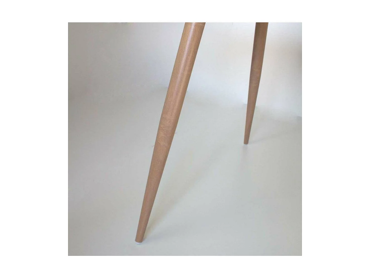 Mesa de estudio acabado cristal translucido, 74cm(alto) x 140cm(ancho) x 70cm(fondo).