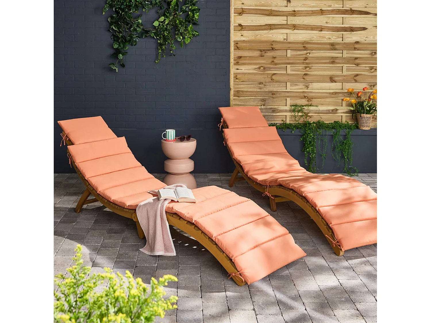 Lot de 2 bains de soleil en bois d'acacia LAURE avec coussin terracotta en polyester. 184 x 55 x 63.5 cm