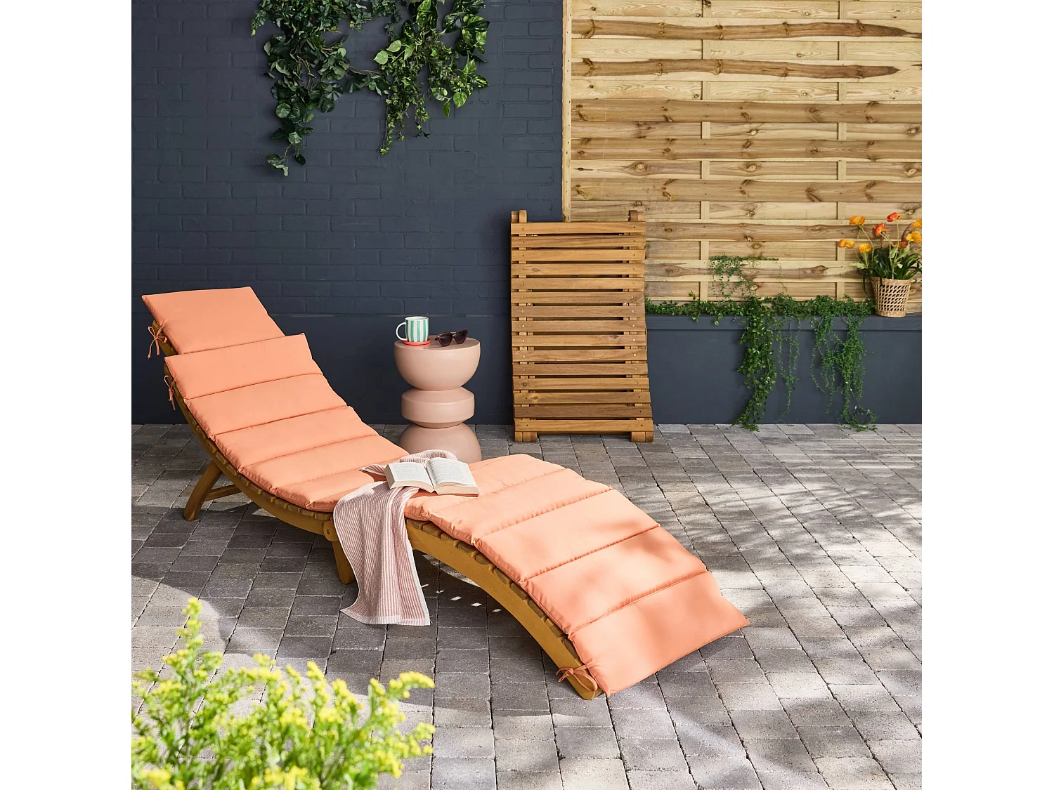 Lot de 2 bains de soleil en bois d'acacia LAURE avec coussin terracotta en polyester. 184 x 55 x 63.5 cm