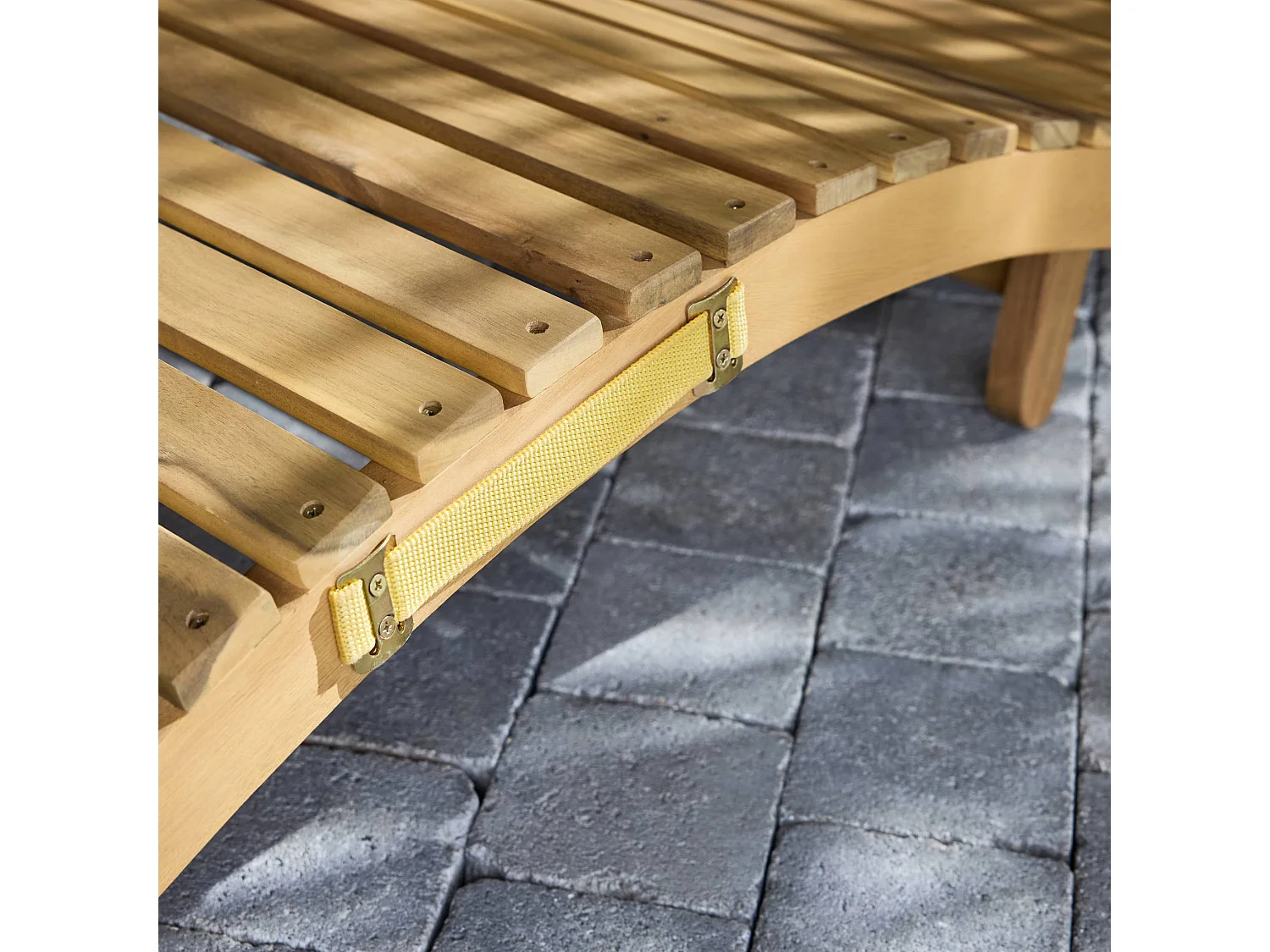 Lot de 2 bains de soleil en bois d'acacia LAURE avec coussin terracotta en polyester. 184 x 55 x 63.5 cm