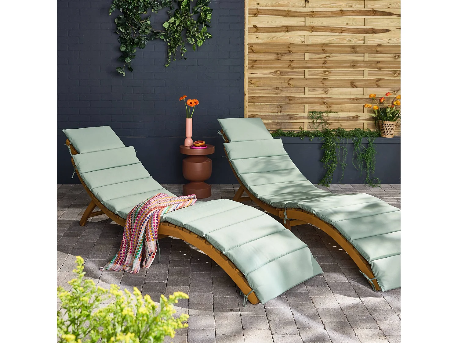 Lot de 2 bains de soleil en bois d'acacia LAURE avec coussin vert de gris en polyester. 184 x 55 x 63.5 cm