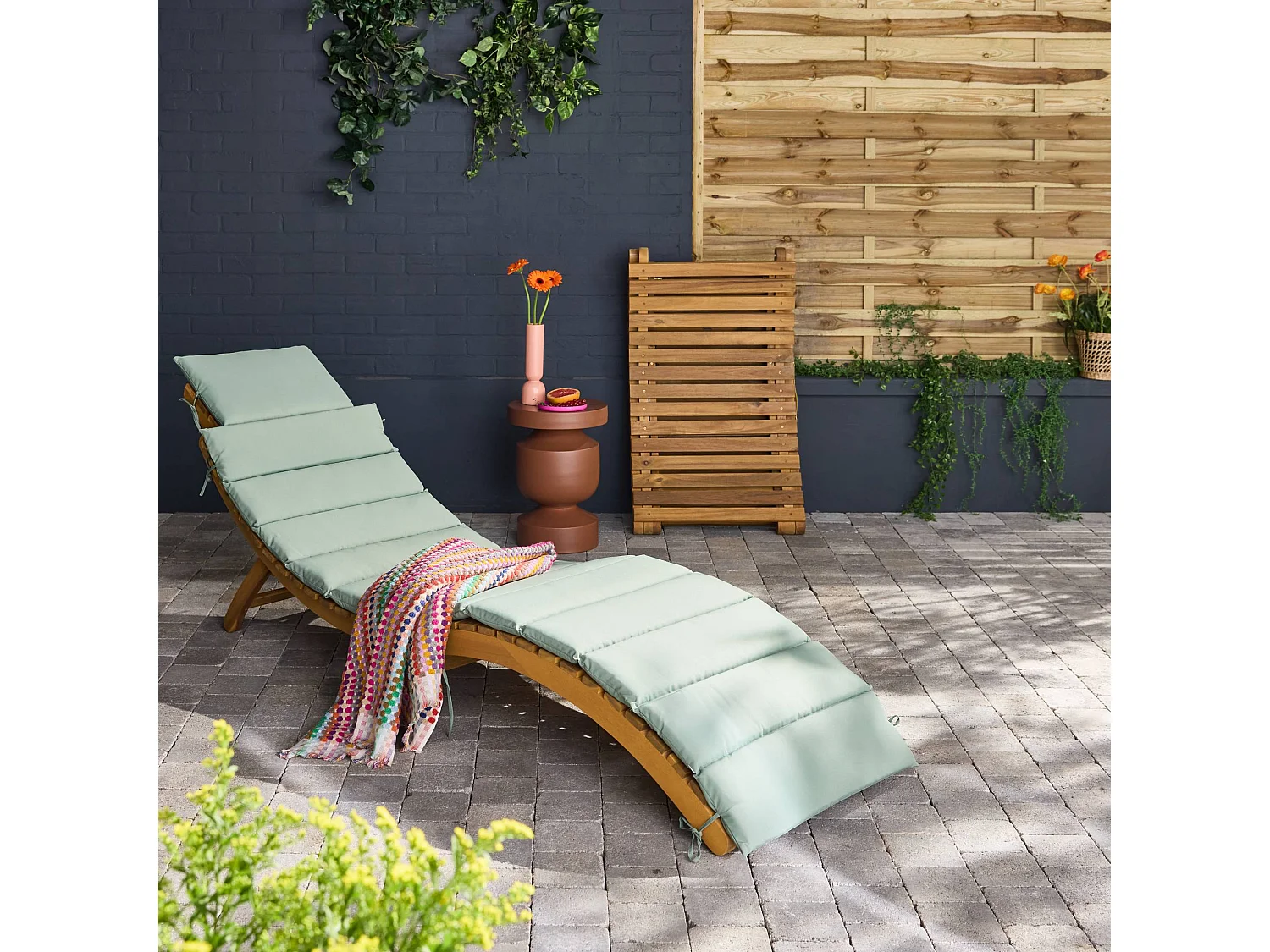 Lot de 2 bains de soleil en bois d'acacia LAURE avec coussin vert de gris en polyester. 184 x 55 x 63.5 cm