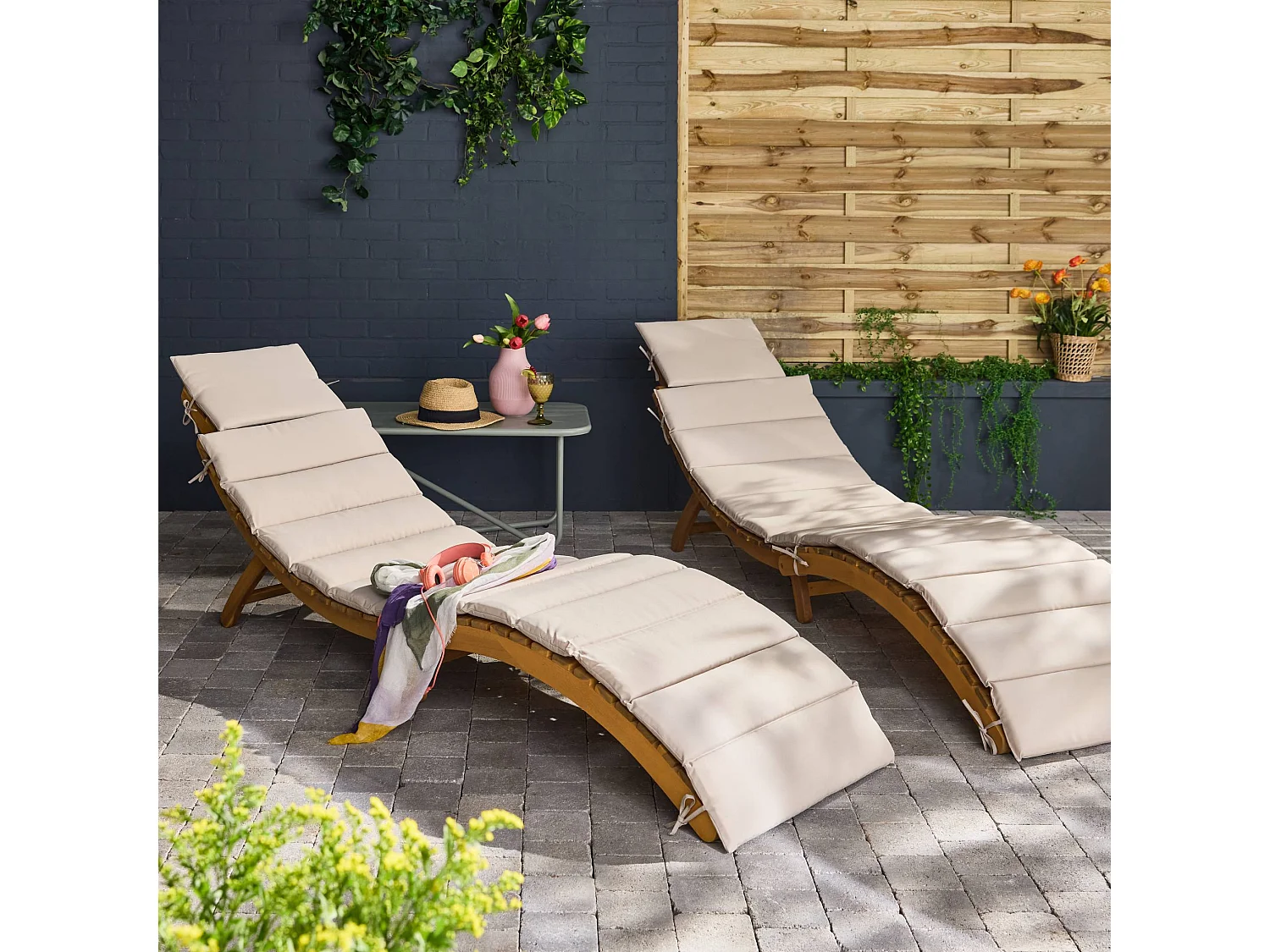 Lot de 2 bains de soleil en bois d'acacia LAURE avec coussin beige en polyester. 184 x 55 x 63.5 cm
