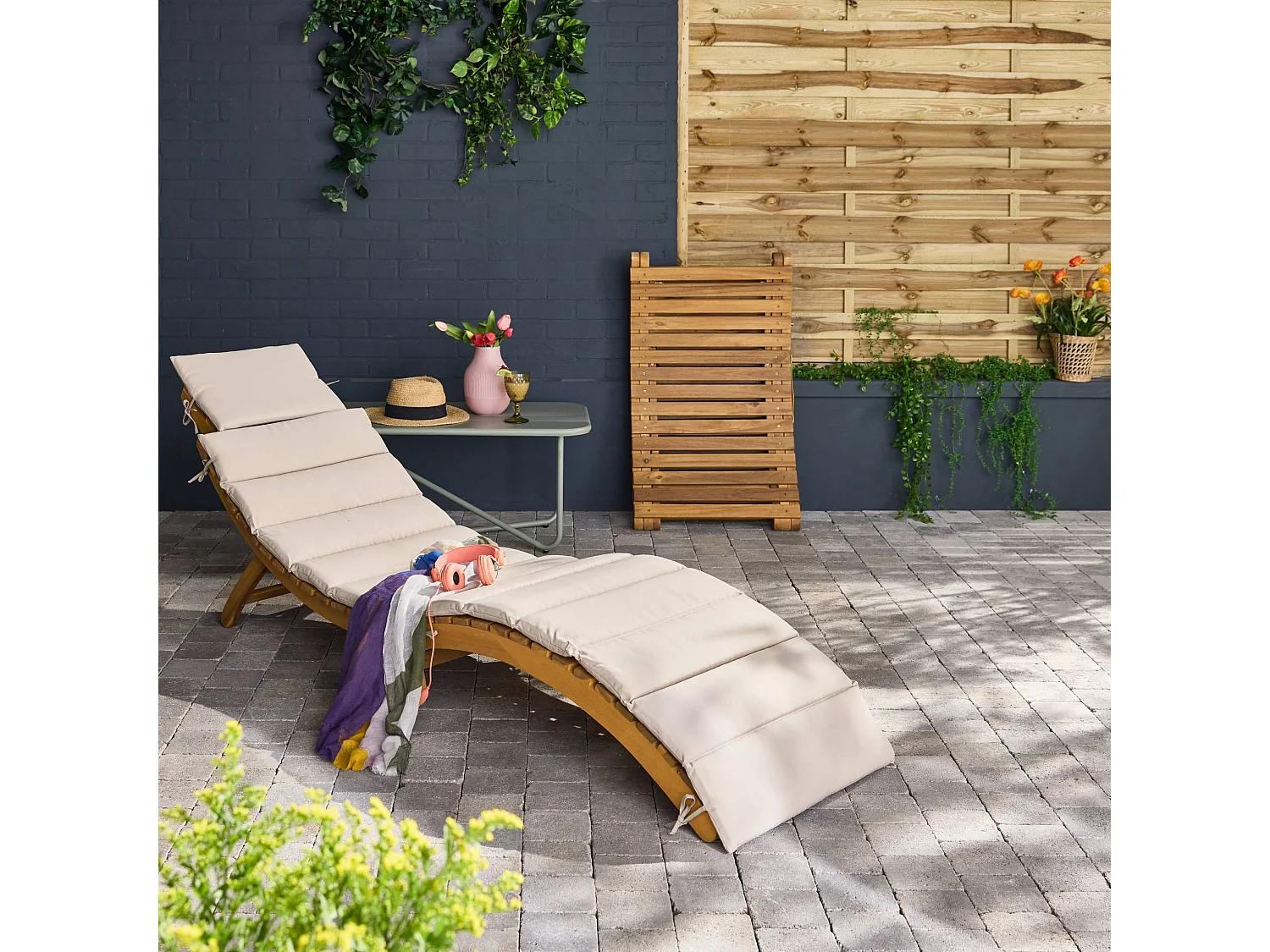 Lot de 2 bains de soleil en bois d'acacia LAURE avec coussin beige en polyester. 184 x 55 x 63.5 cm