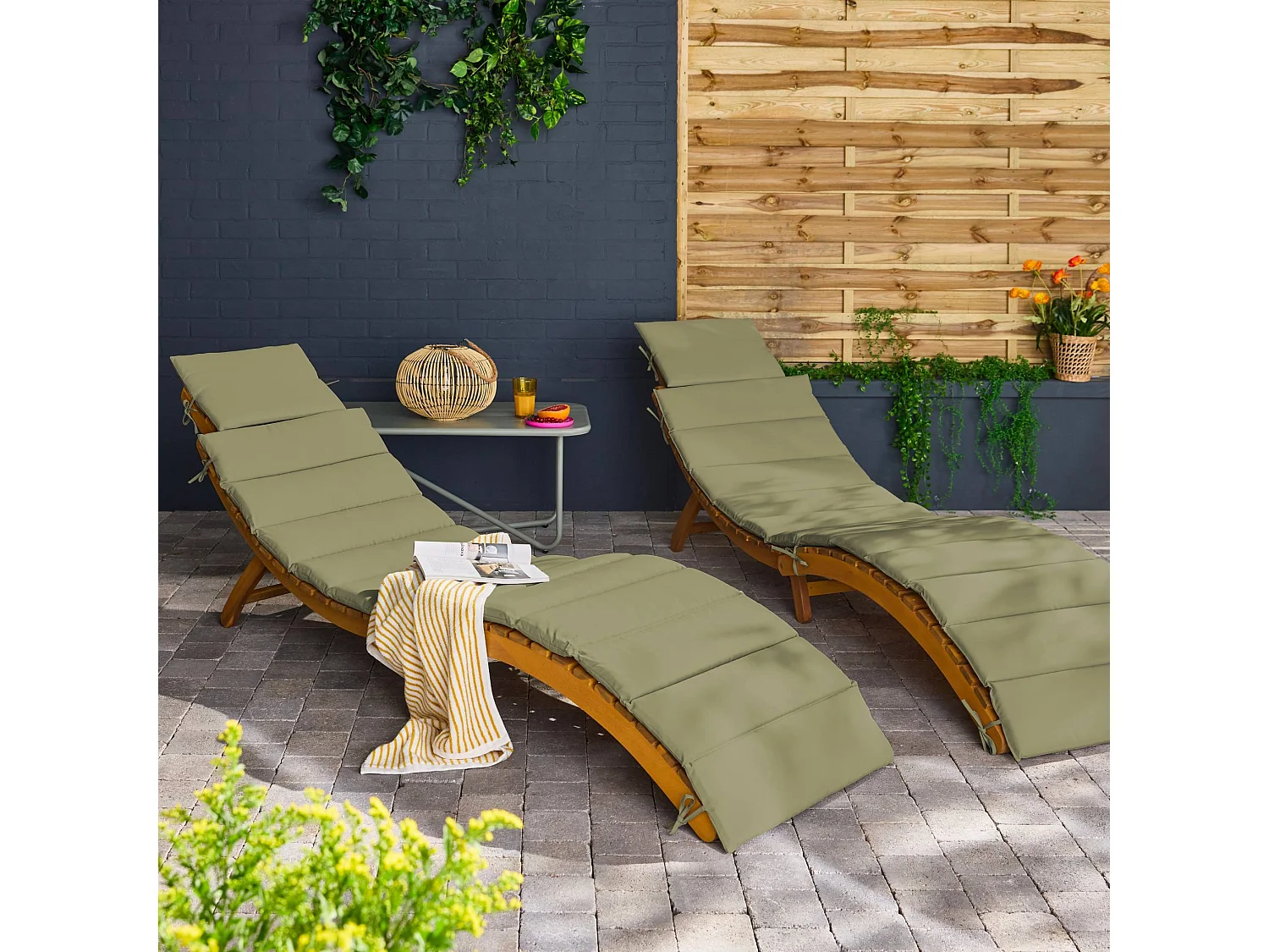 Lot de 2 bains de soleil en bois d'acacia LAURE avec coussin kaki en polyester. 184 x 55 x 63.5 cm