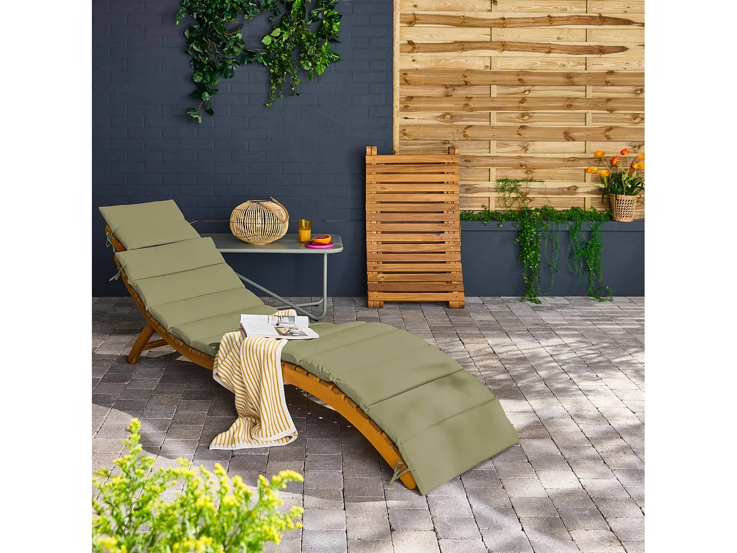 Lot de 2 bains de soleil en bois d'acacia LAURE avec coussin kaki en polyester. 184 x 55 x 63.5 cm