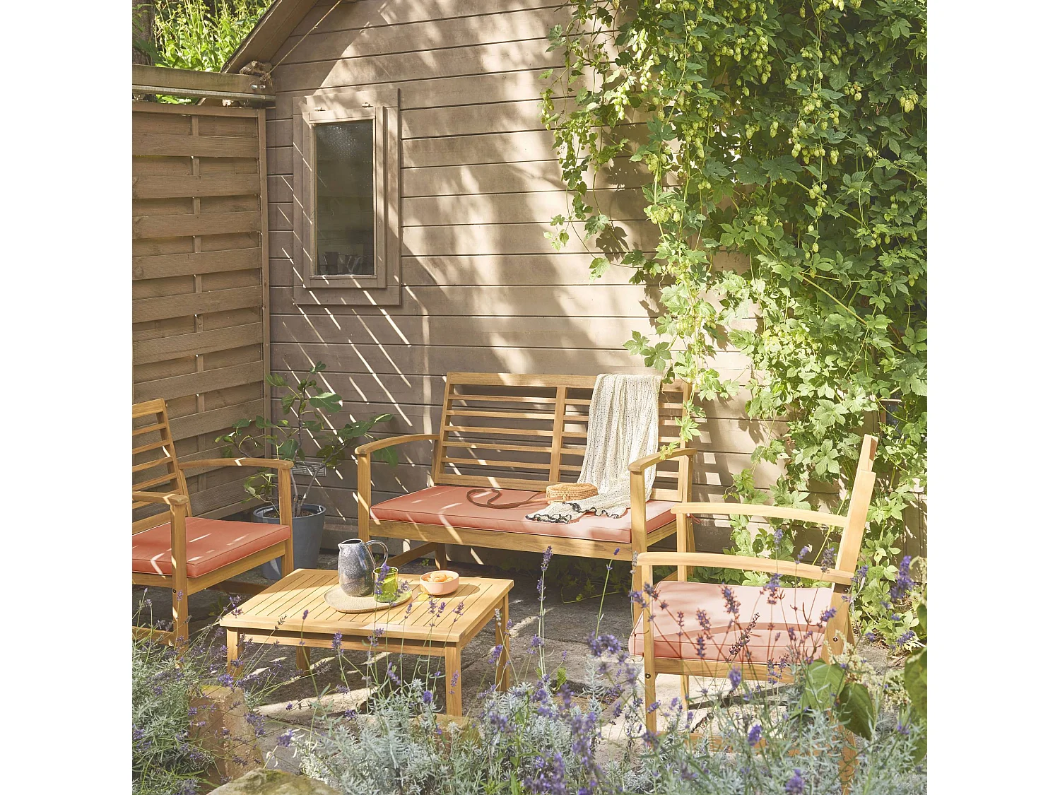 Salon de jardin pêche CHLOE en bois d'acacia 4 places. avec coussins en polyester. un canapé. une table. deux fauteuils