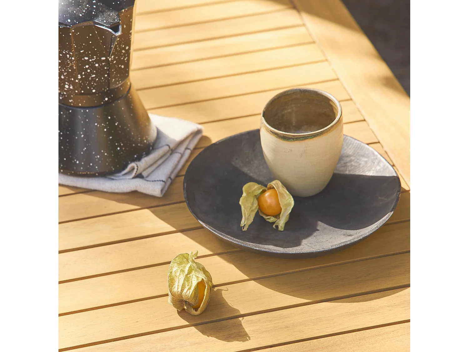 Salon de jardin pêche CHLOE en bois d'acacia 4 places. avec coussins en polyester. un canapé. une table. deux fauteuils