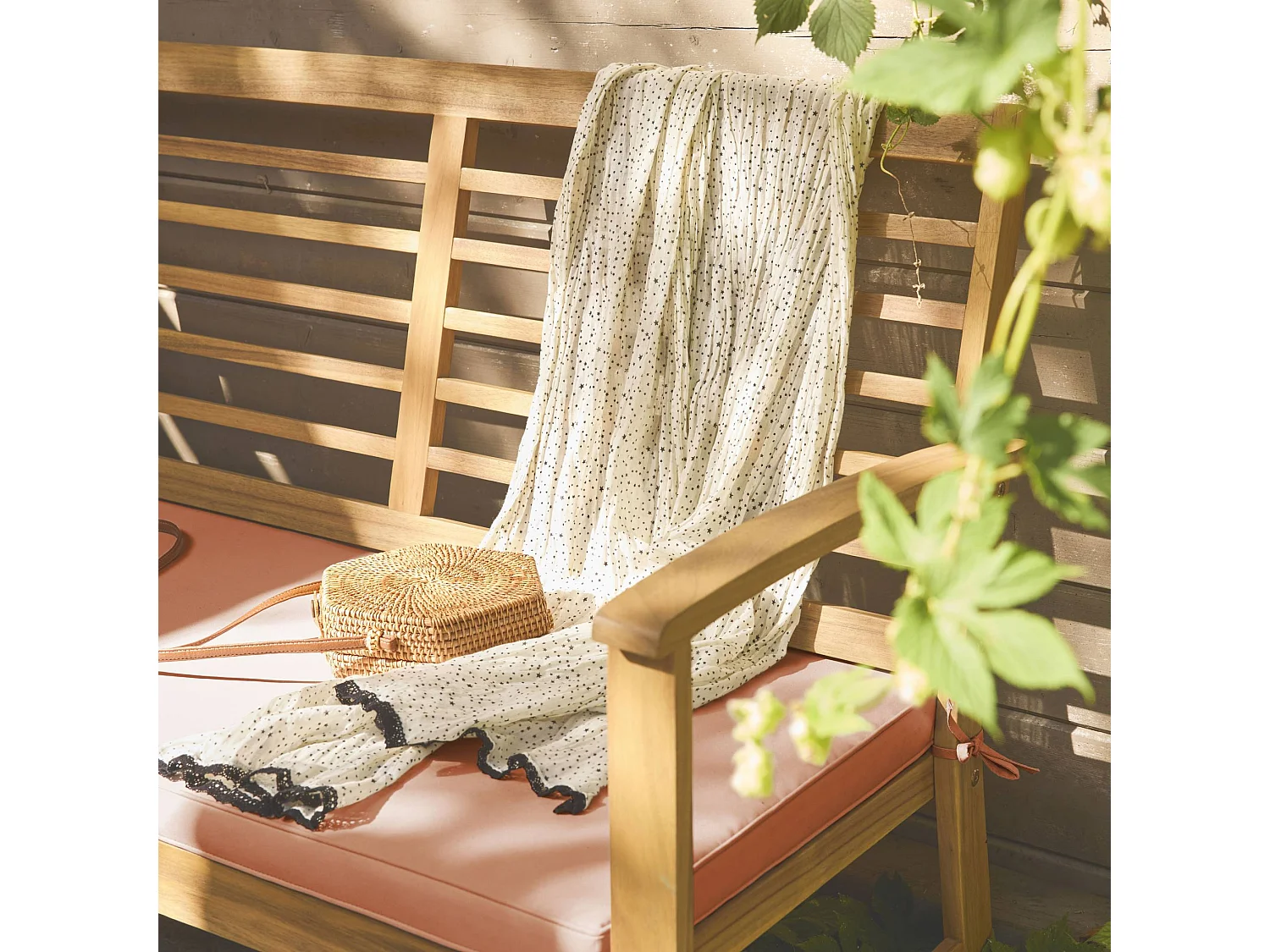 Salon de jardin pêche CHLOE en bois d'acacia 4 places. avec coussins en polyester. un canapé. une table. deux fauteuils