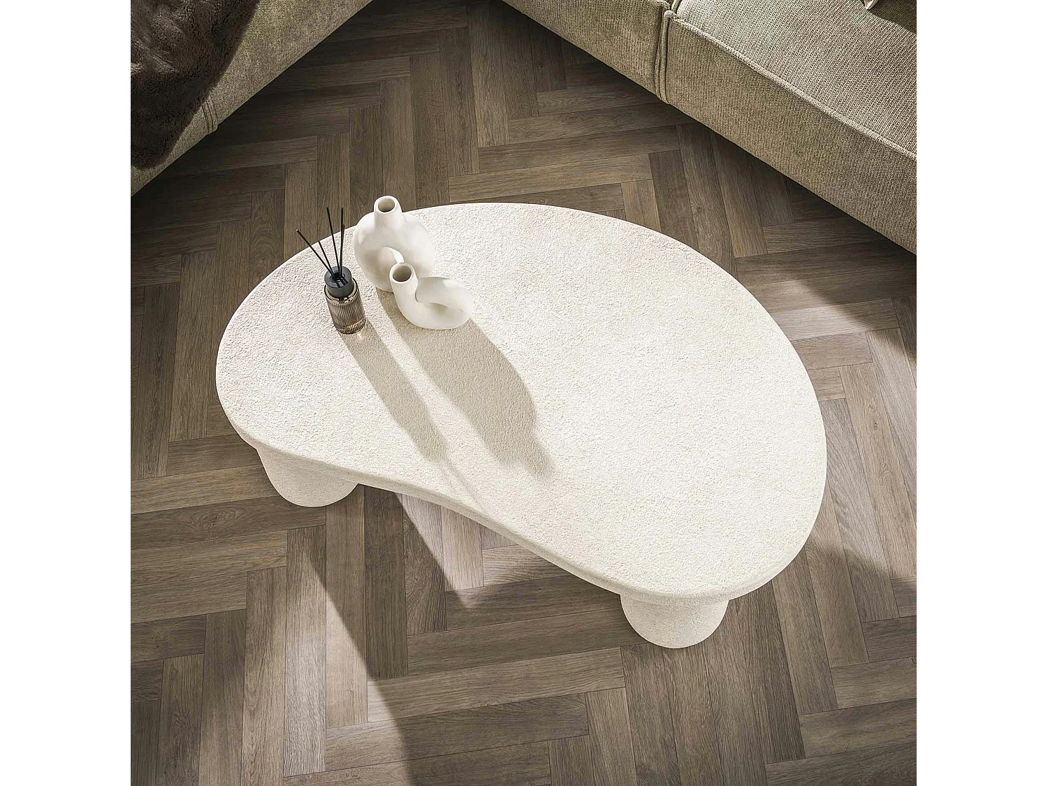 Table basse blanche en marbre composite forme haricot TAJ