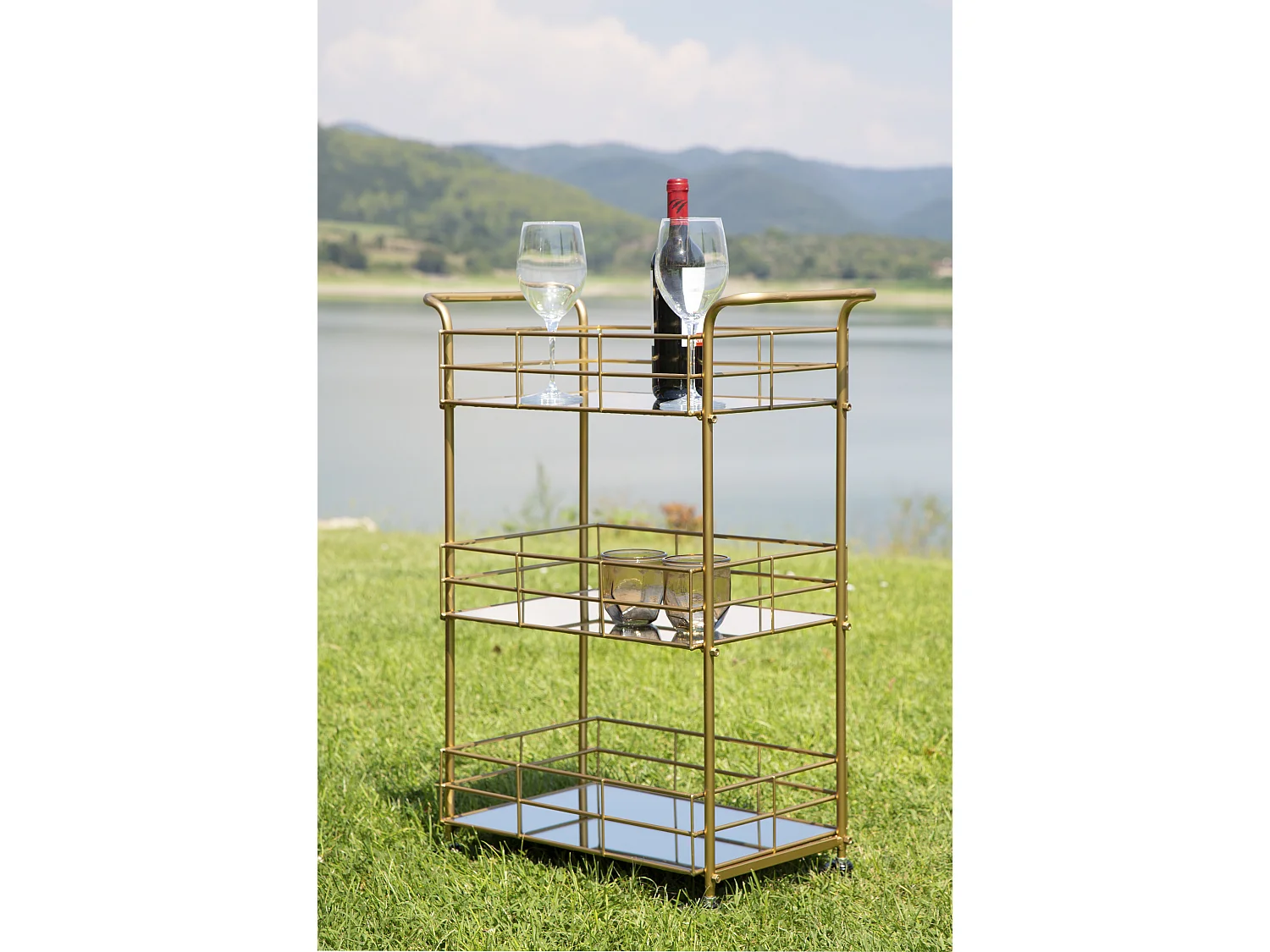 Carrito de bar rectangular dorado con estantes de vidrio espejado Glammy