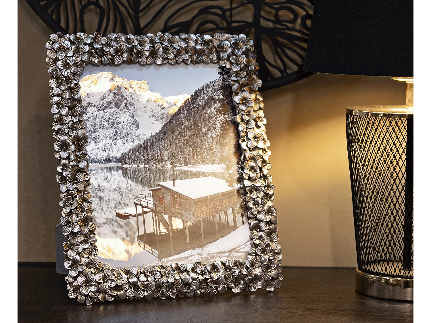 Cornice in resina argentata con fiori cm 26,5x2x31,8