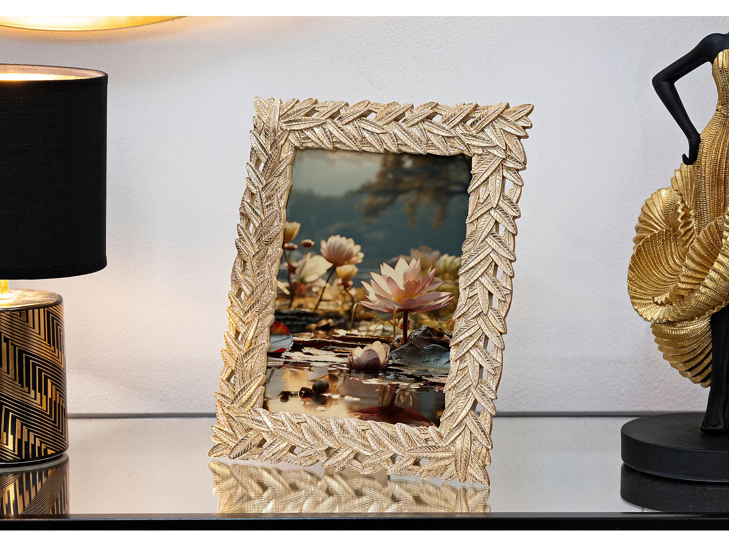 Cornice in resina dorata con foglie cm 21,8x1,8x27