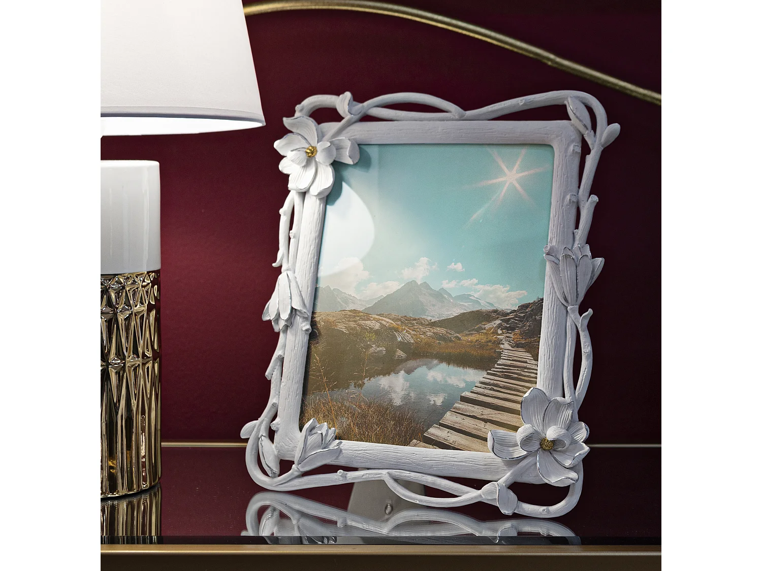 Cornice in resina bianca con fiori cm 29,3x3x33,5