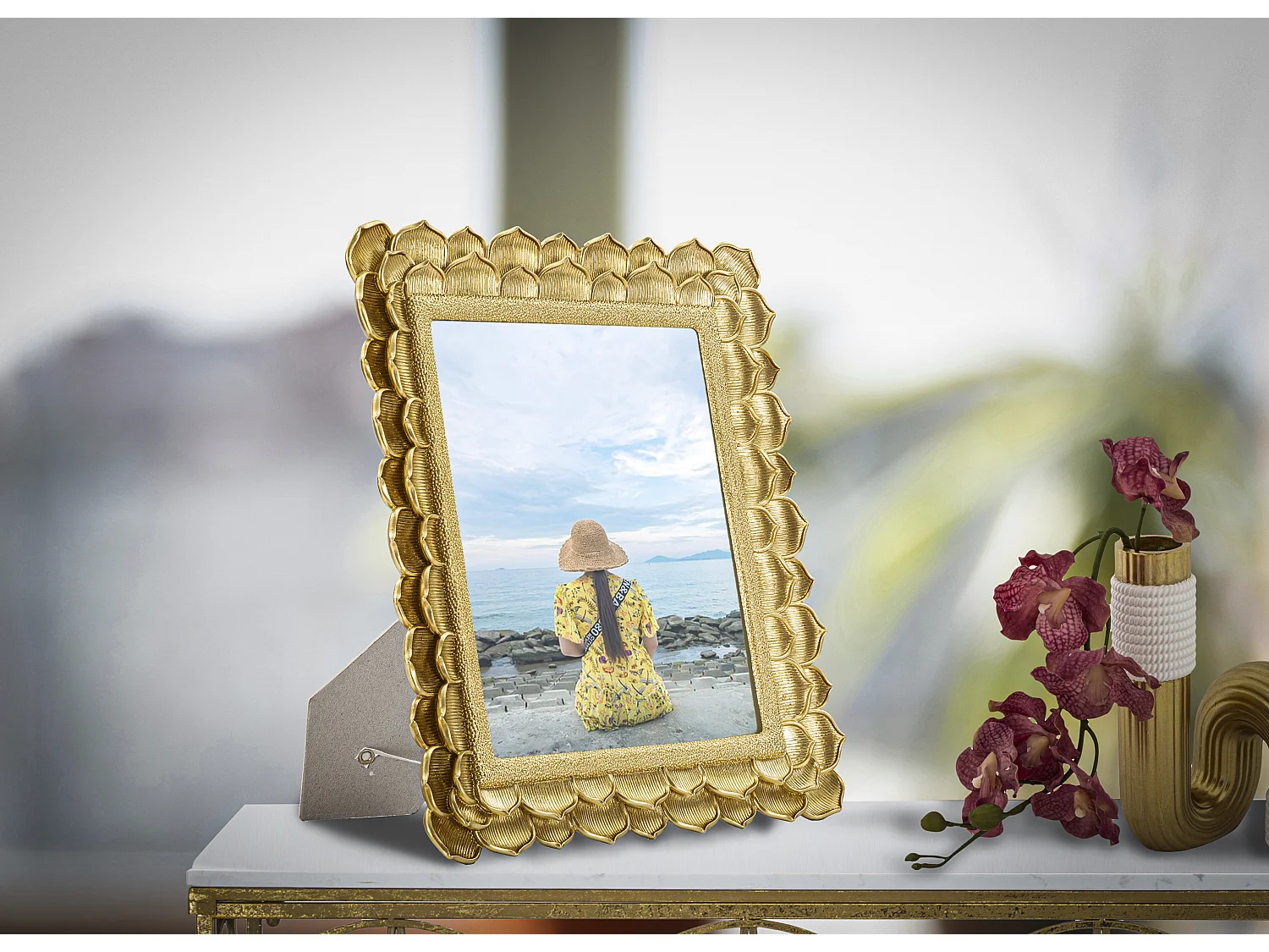 Cornice in resina dorata cm 30x2,5x35