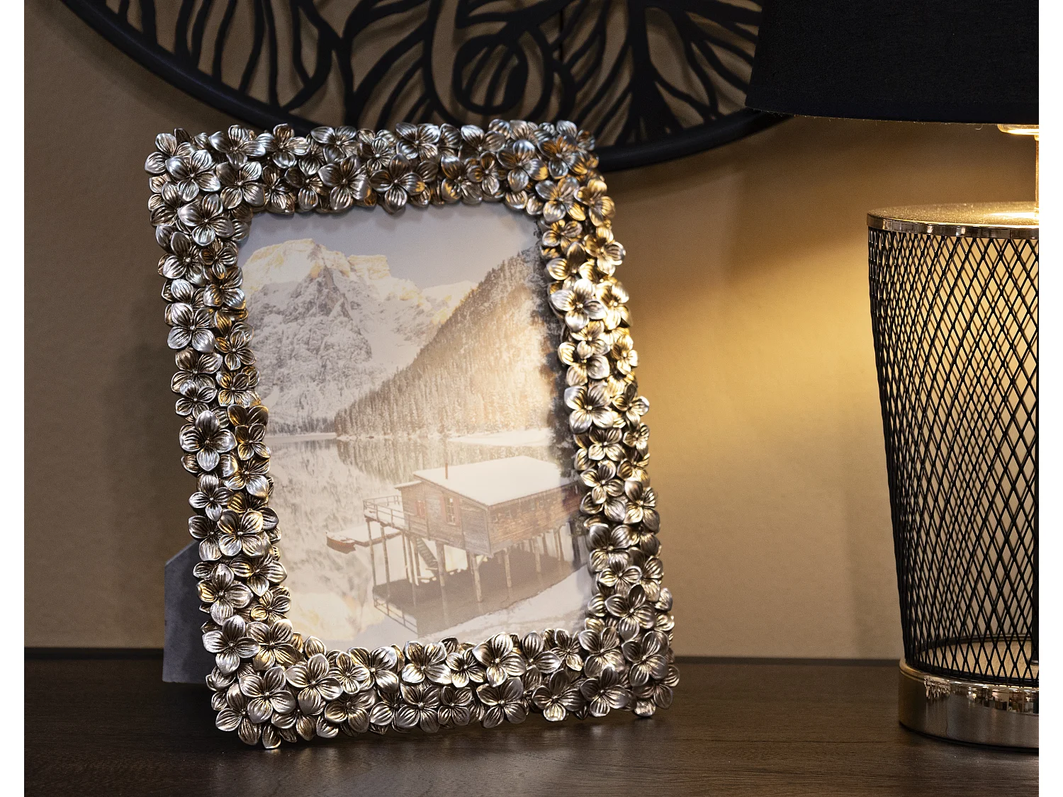 Cornice in resina argentata con fiori cm 21,5x2x26,5