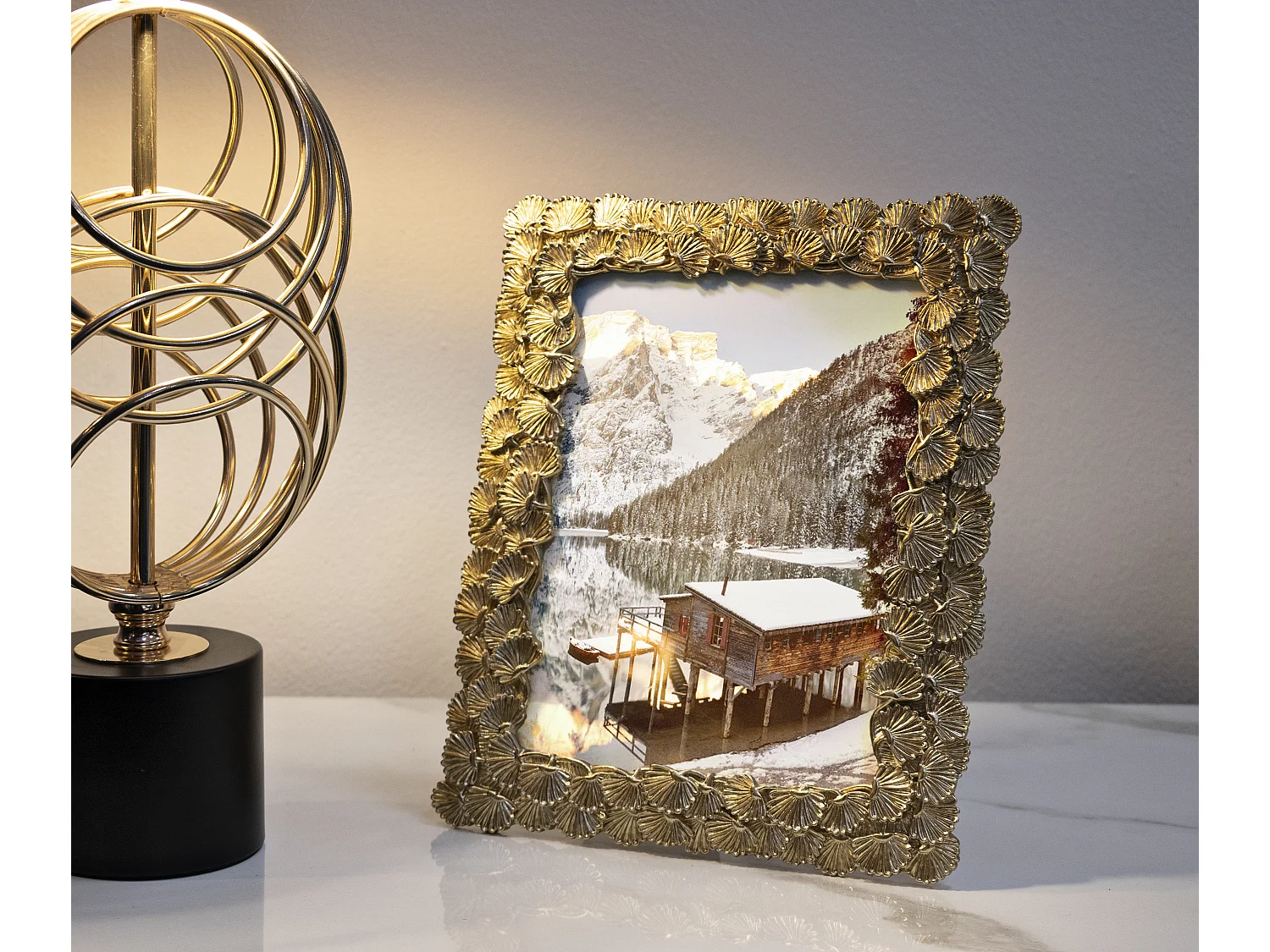 Cornice in resina dorata con foglioline cm 20,2x1,8x25