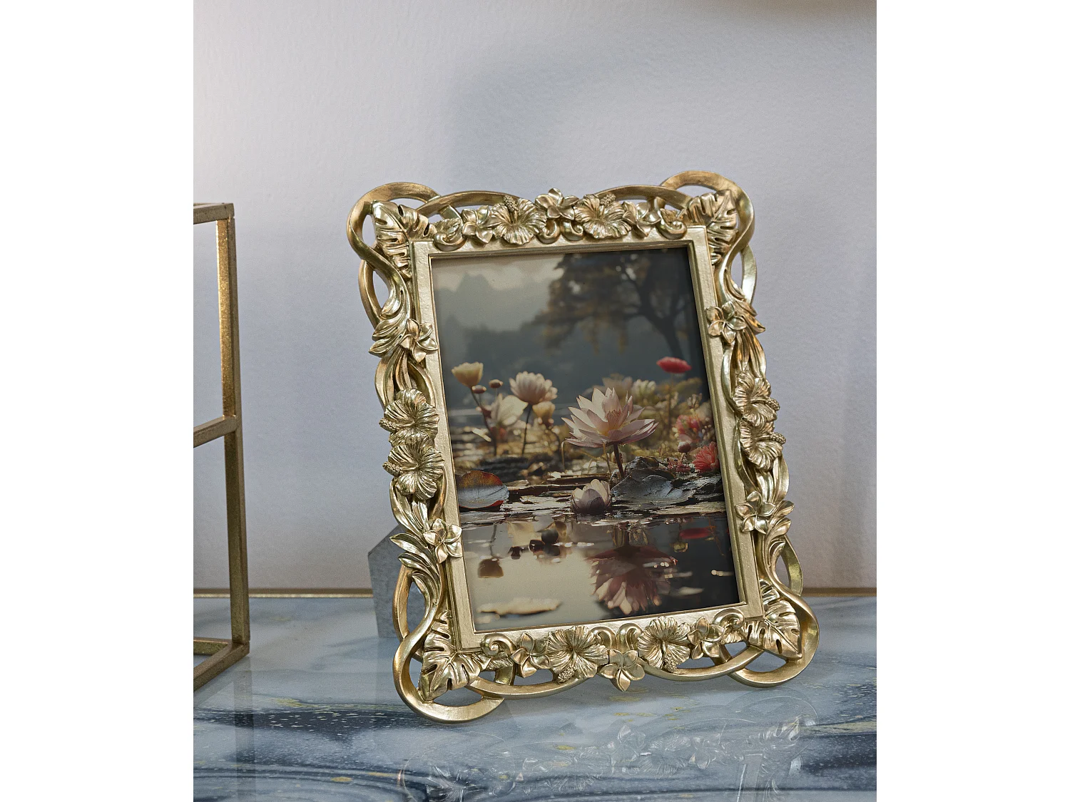 Cornice in resina dorata con fiori intrecciati cm 22,5x2,5x28