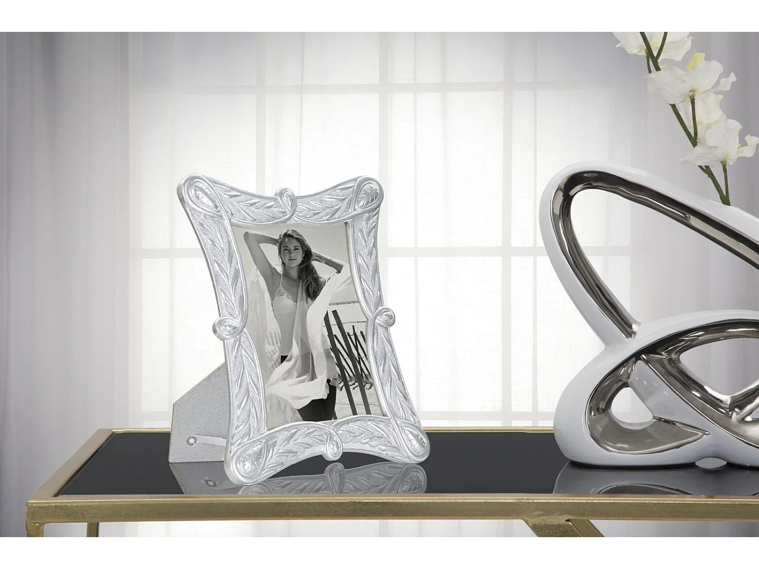 Cornice in resina argentata cm 23,3x2x28,2