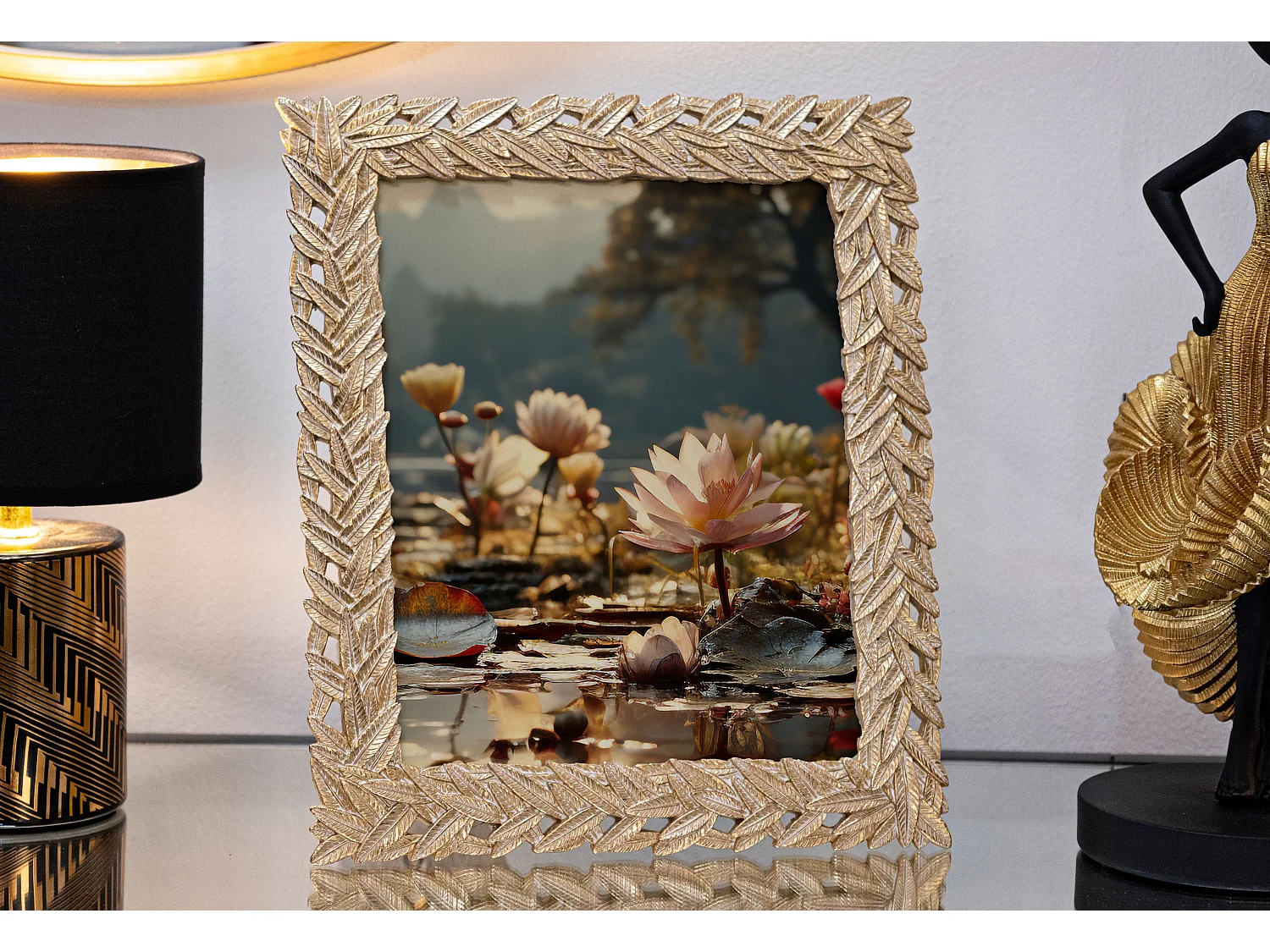 Cornice in resina dorata con foglie cm 26,7x1,8x31,8