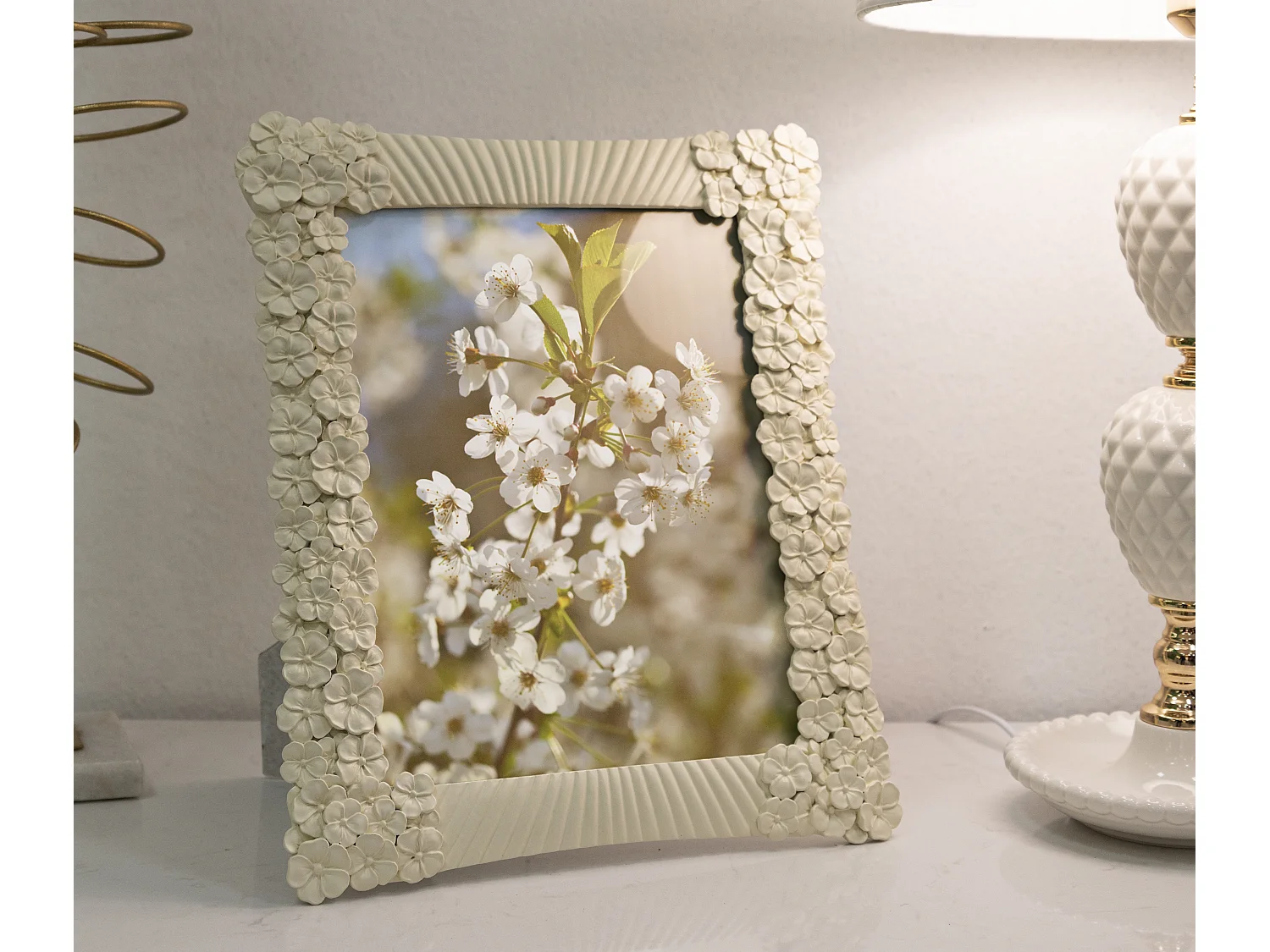 Cornice in resina beige con fiori e linee cm 27,8x2x33