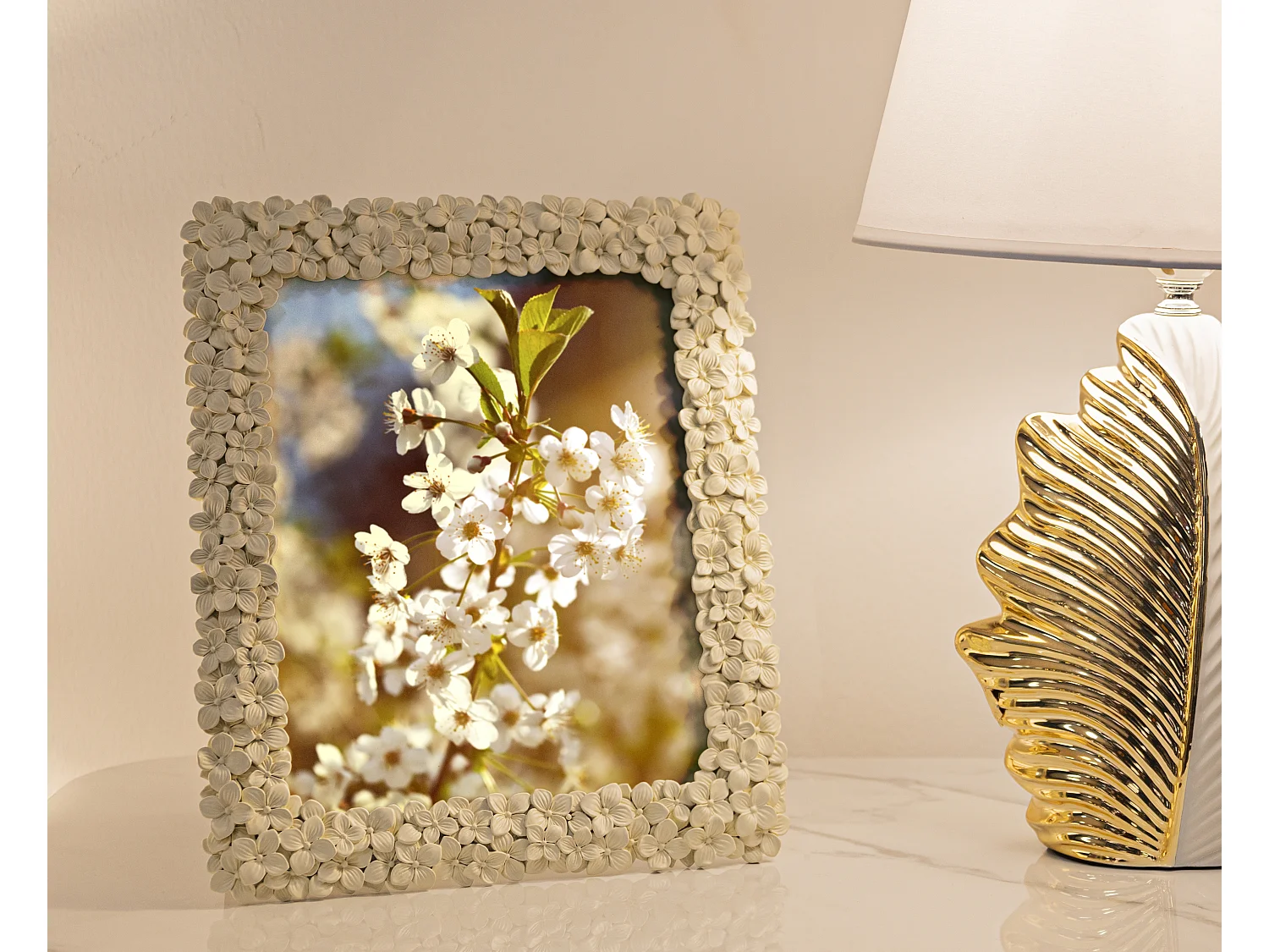 Cornice in resina beige con fiorellini cm 26,5x2x31,5