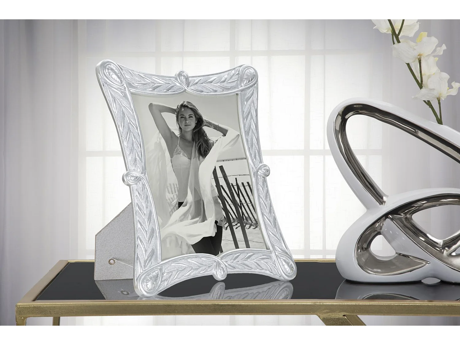 Cornice in resina argentata cm 28,2x2x33