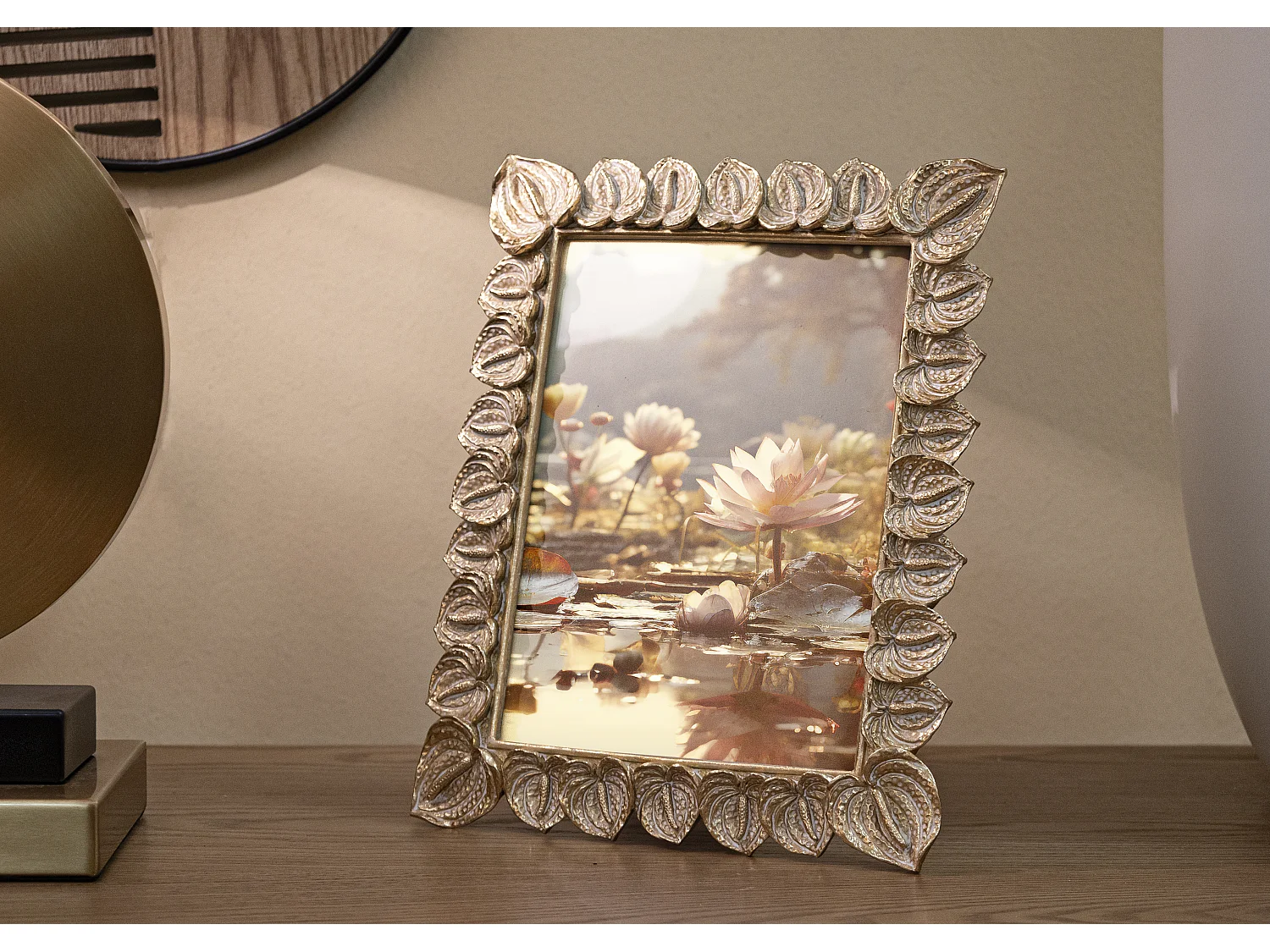 Cornice in resina dorata con fiori cm 20,5x2x26